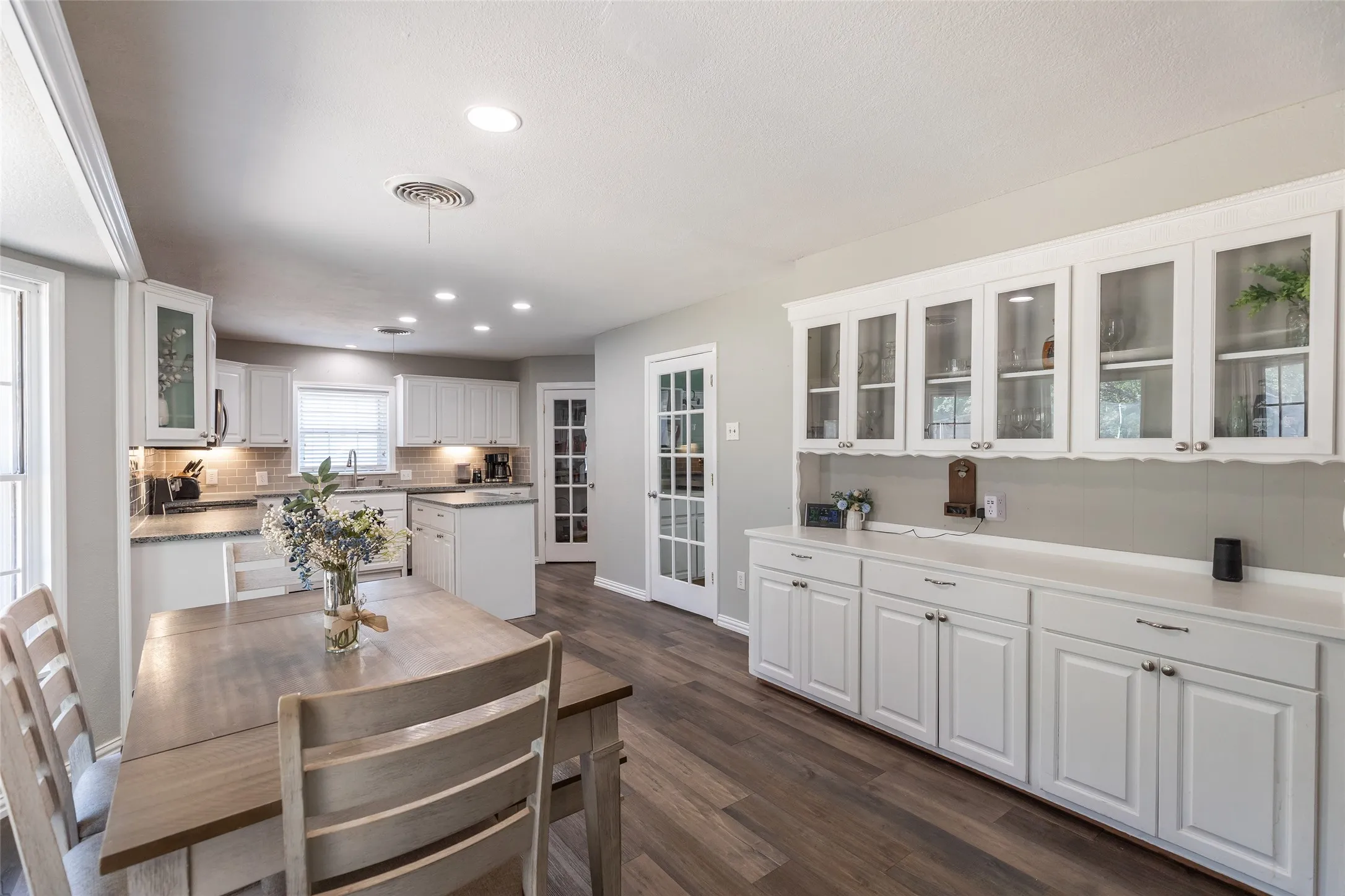 Single Family Residence For Sale in Taylor County , 1842 Elmwood Drive, Abilene, Texas 79605, 4 Bedroom, 3 Bathroom, 2 Garage spaces, 2,938 Sqft, built in 1959, mls#21375633, Real Estate Agent in Abilene, Homes For Sale in Taylor county, Homes For Sale in Abilene, Realtor in Abilene Texas, Real Estate Brokerage Independent Realty Texas, Luminita Cordes Realtor