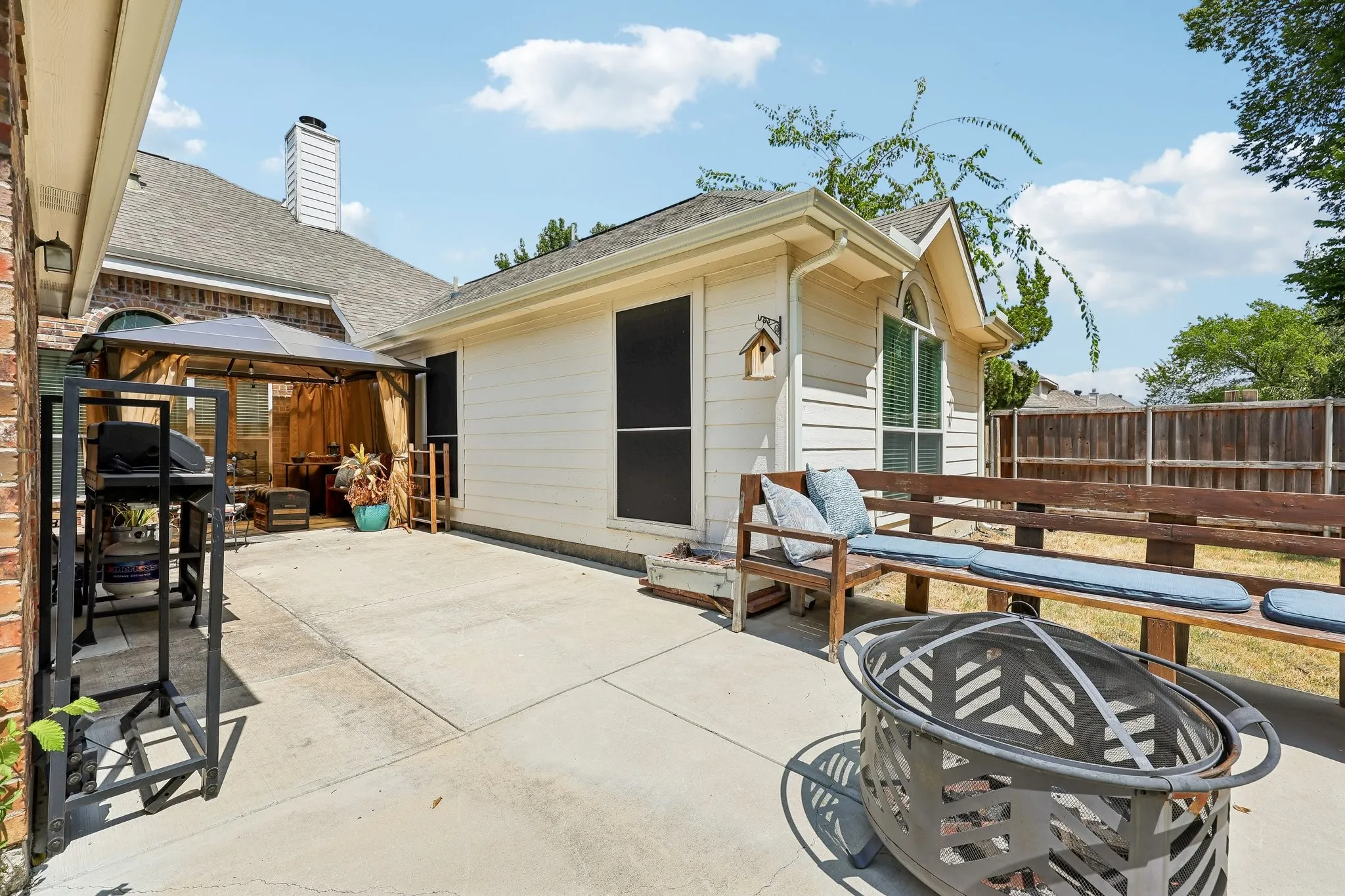 Single Family Residence For Sale in Collin County , 204 Sherwood Drive, Murphy, Texas 75094, 3 Bedroom, 2 Bathroom, 2 Garage spaces, 2,244 Sqft, built in 2001, mls#21374078, Real Estate Agent in Murphy, Homes For Sale in Collin county, Homes For Sale in Murphy, Realtor in Murphy Texas, Real Estate Brokerage Independent Realty Texas, Luminita Cordes Realtor