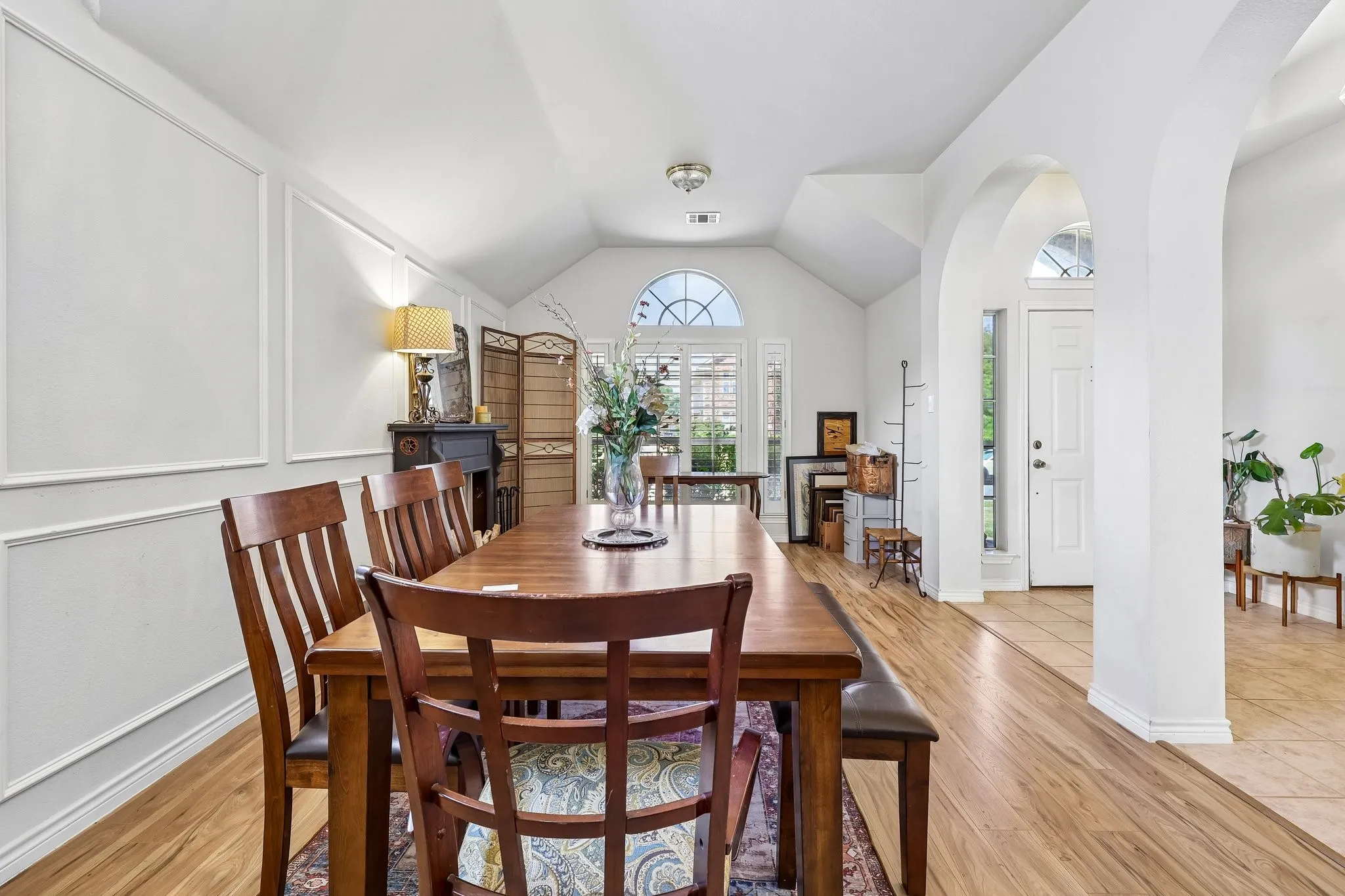 Single Family Residence For Sale in Collin County , 204 Sherwood Drive, Murphy, Texas 75094, 3 Bedroom, 2 Bathroom, 2 Garage spaces, 2,244 Sqft, built in 2001, mls#21374078, Real Estate Agent in Murphy, Homes For Sale in Collin county, Homes For Sale in Murphy, Realtor in Murphy Texas, Real Estate Brokerage Independent Realty Texas, Luminita Cordes Realtor