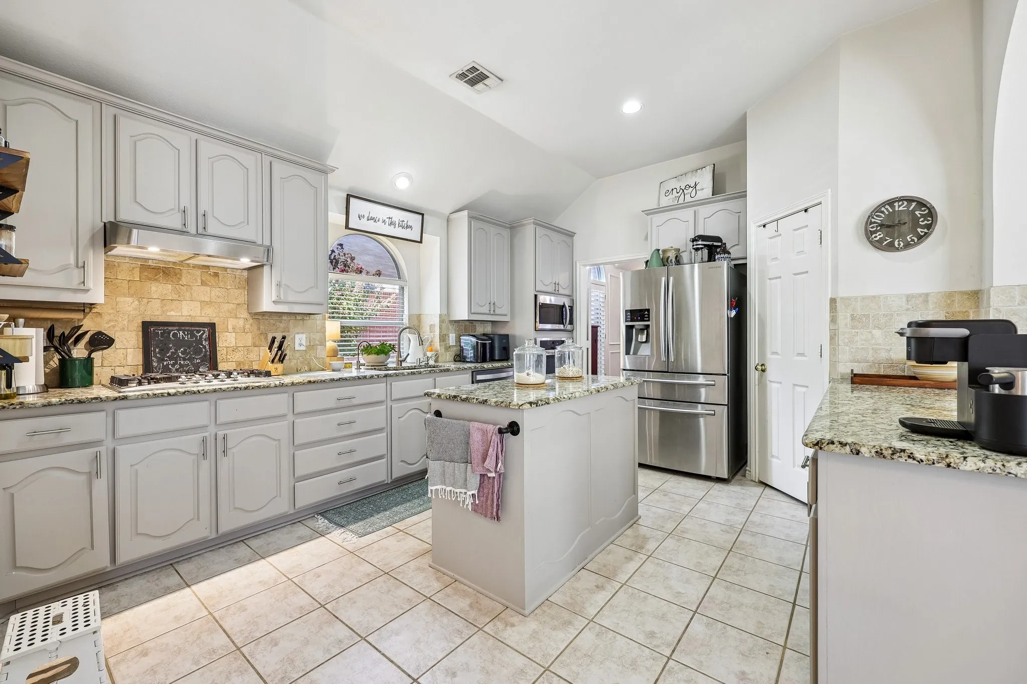 Single Family Residence For Sale in Collin County , 204 Sherwood Drive, Murphy, Texas 75094, 3 Bedroom, 2 Bathroom, 2 Garage spaces, 2,244 Sqft, built in 2001, mls#21374078, Real Estate Agent in Murphy, Homes For Sale in Collin county, Homes For Sale in Murphy, Realtor in Murphy Texas, Real Estate Brokerage Independent Realty Texas, Luminita Cordes Realtor