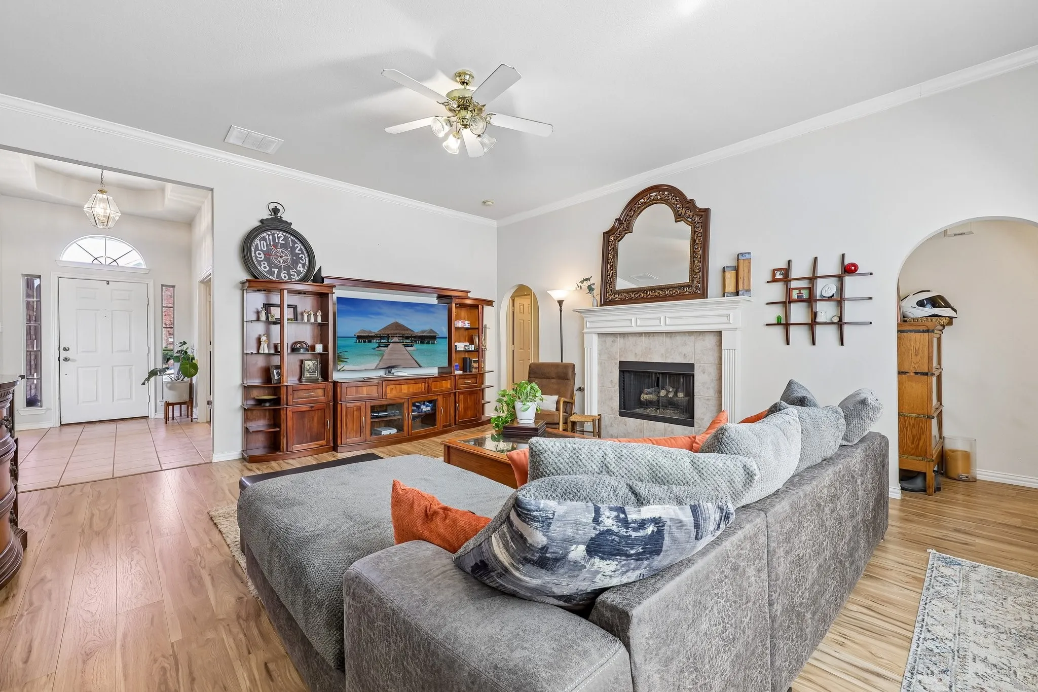 Single Family Residence For Sale in Collin County , 204 Sherwood Drive, Murphy, Texas 75094, 3 Bedroom, 2 Bathroom, 2 Garage spaces, 2,244 Sqft, built in 2001, mls#21374078, Real Estate Agent in Murphy, Homes For Sale in Collin county, Homes For Sale in Murphy, Realtor in Murphy Texas, Real Estate Brokerage Independent Realty Texas, Luminita Cordes Realtor