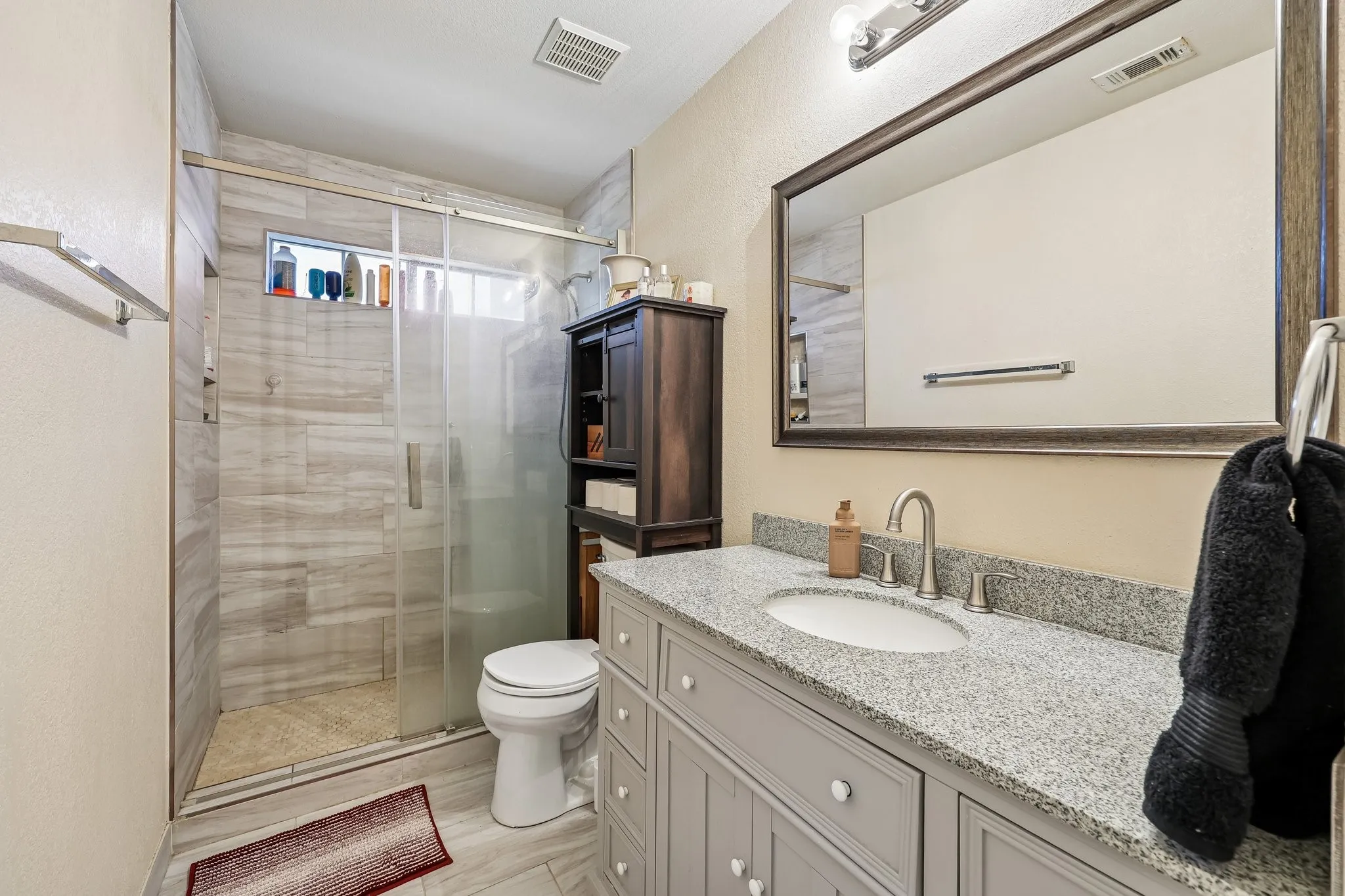 Single Family Residence For Sale in Collin County , 204 Sherwood Drive, Murphy, Texas 75094, 3 Bedroom, 2 Bathroom, 2 Garage spaces, 2,244 Sqft, built in 2001, mls#21374078, Real Estate Agent in Murphy, Homes For Sale in Collin county, Homes For Sale in Murphy, Realtor in Murphy Texas, Real Estate Brokerage Independent Realty Texas, Luminita Cordes Realtor