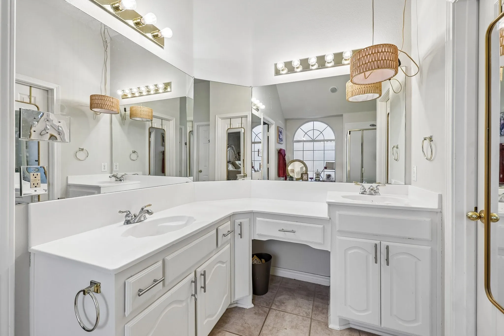 Single Family Residence For Sale in Collin County , 204 Sherwood Drive, Murphy, Texas 75094, 3 Bedroom, 2 Bathroom, 2 Garage spaces, 2,244 Sqft, built in 2001, mls#21374078, Real Estate Agent in Murphy, Homes For Sale in Collin county, Homes For Sale in Murphy, Realtor in Murphy Texas, Real Estate Brokerage Independent Realty Texas, Luminita Cordes Realtor