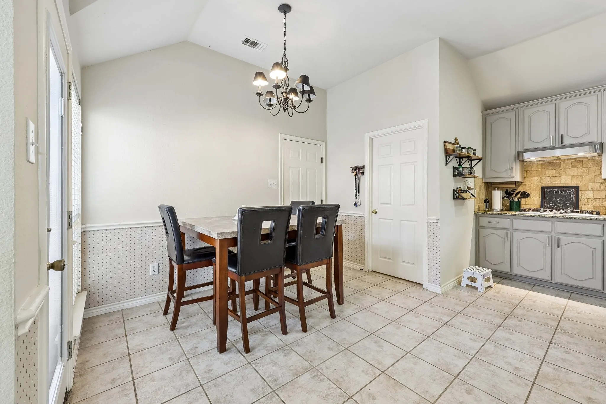 Single Family Residence For Sale in Collin County , 204 Sherwood Drive, Murphy, Texas 75094, 3 Bedroom, 2 Bathroom, 2 Garage spaces, 2,244 Sqft, built in 2001, mls#21374078, Real Estate Agent in Murphy, Homes For Sale in Collin county, Homes For Sale in Murphy, Realtor in Murphy Texas, Real Estate Brokerage Independent Realty Texas, Luminita Cordes Realtor