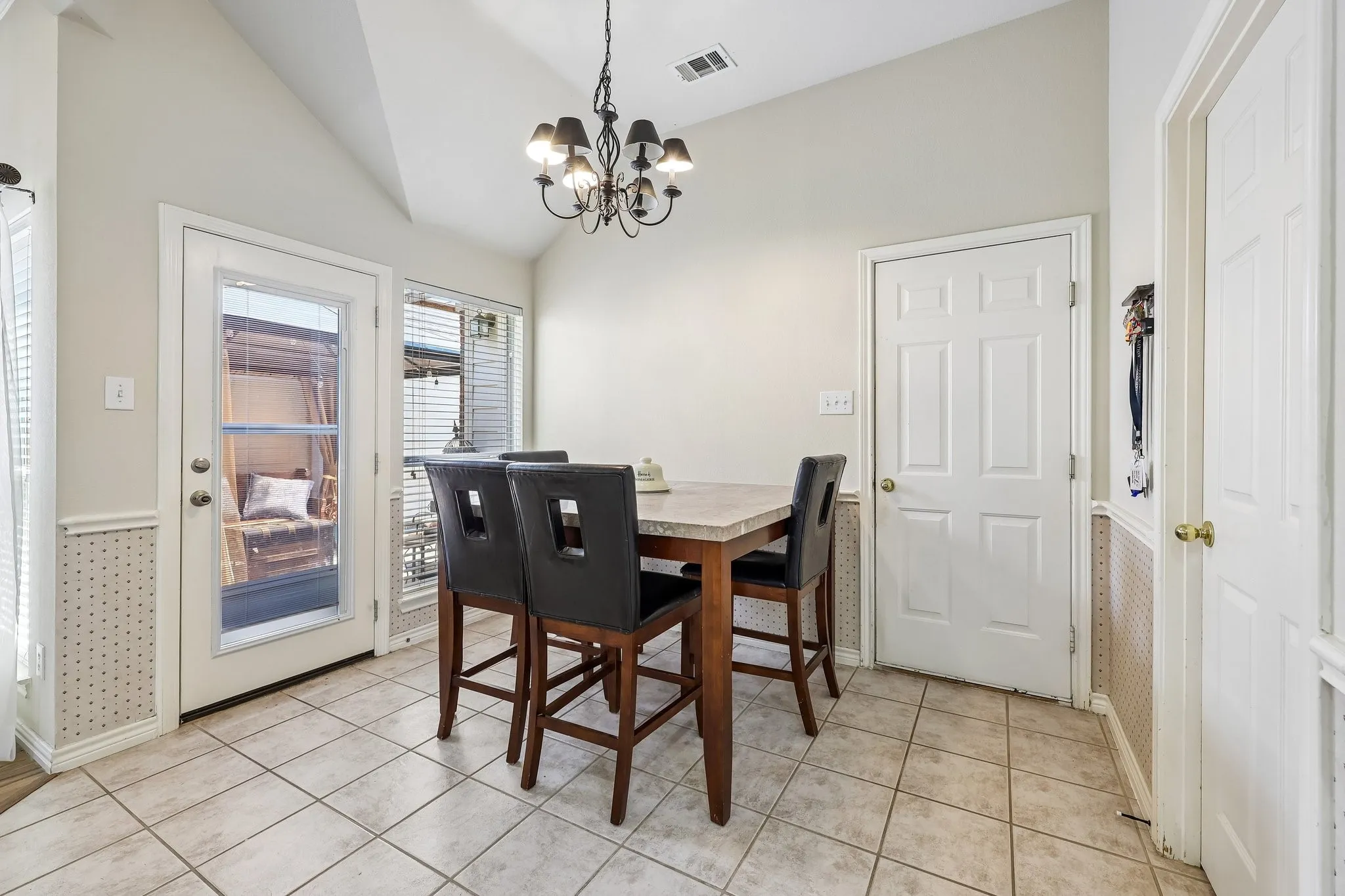 Single Family Residence For Sale in Collin County , 204 Sherwood Drive, Murphy, Texas 75094, 3 Bedroom, 2 Bathroom, 2 Garage spaces, 2,244 Sqft, built in 2001, mls#21374078, Real Estate Agent in Murphy, Homes For Sale in Collin county, Homes For Sale in Murphy, Realtor in Murphy Texas, Real Estate Brokerage Independent Realty Texas, Luminita Cordes Realtor