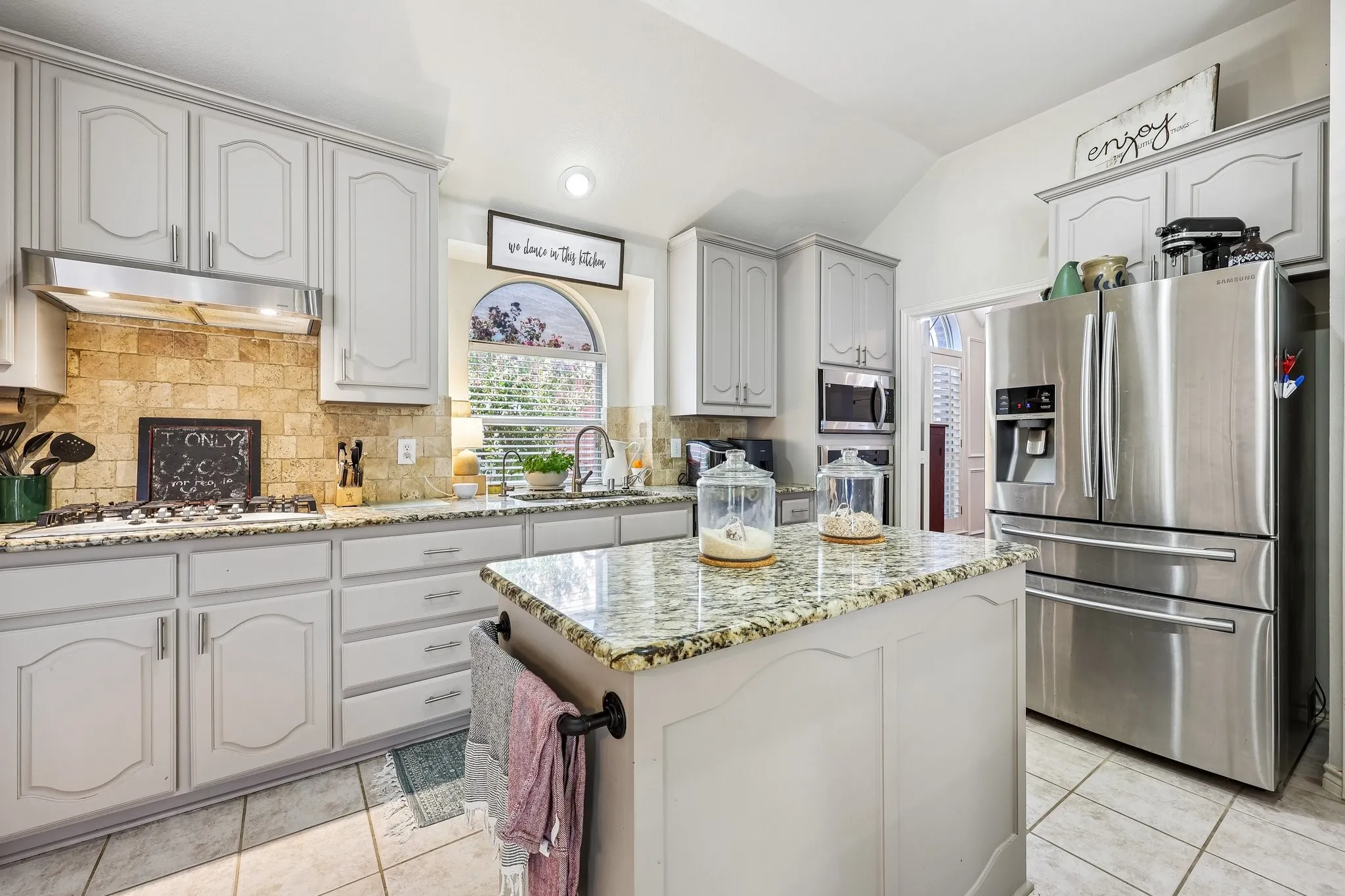 Single Family Residence For Sale in Collin County , 204 Sherwood Drive, Murphy, Texas 75094, 3 Bedroom, 2 Bathroom, 2 Garage spaces, 2,244 Sqft, built in 2001, mls#21374078, Real Estate Agent in Murphy, Homes For Sale in Collin county, Homes For Sale in Murphy, Realtor in Murphy Texas, Real Estate Brokerage Independent Realty Texas, Luminita Cordes Realtor