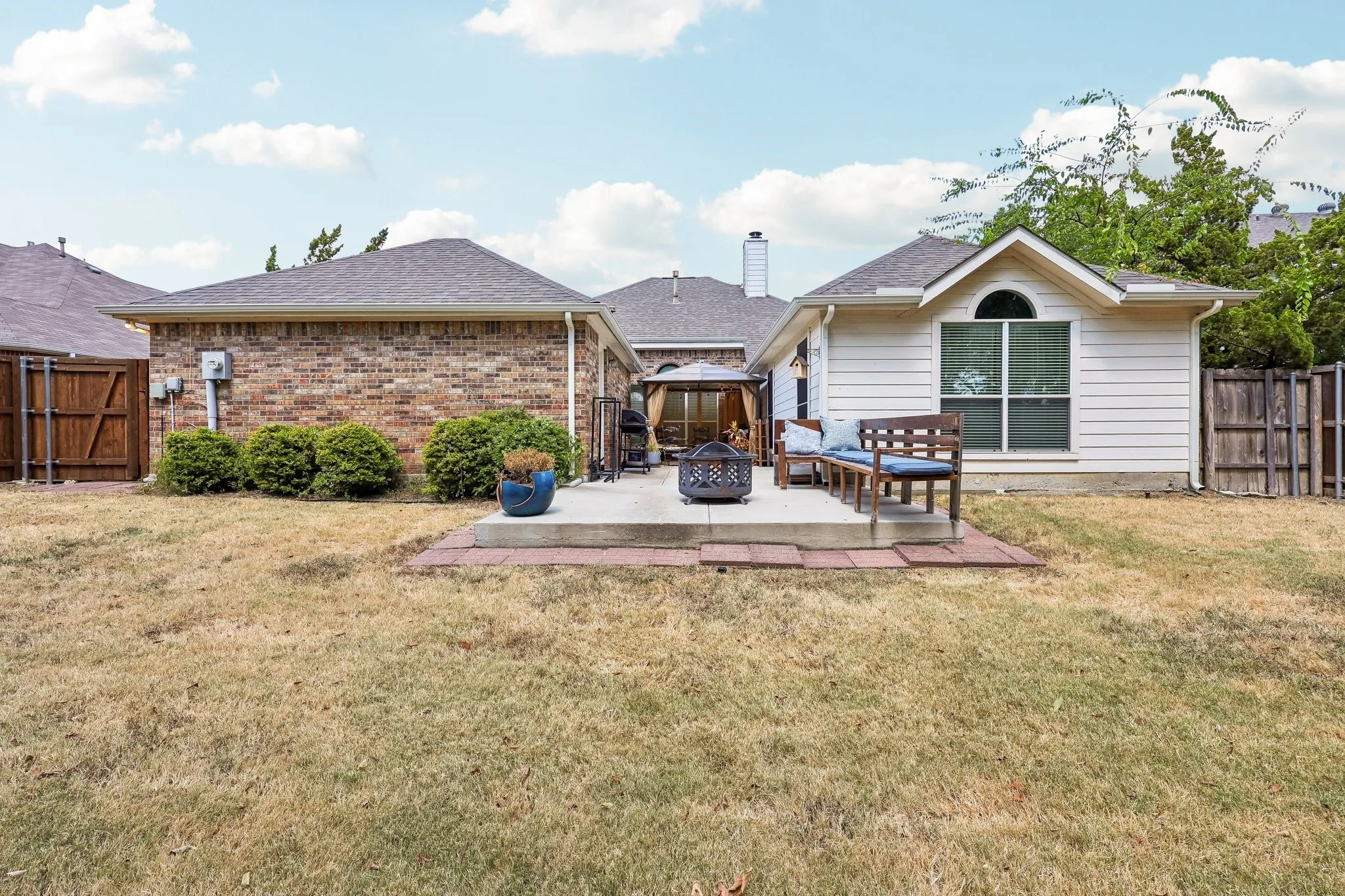 Single Family Residence For Sale in Collin County , 204 Sherwood Drive, Murphy, Texas 75094, 3 Bedroom, 2 Bathroom, 2 Garage spaces, 2,244 Sqft, built in 2001, mls#21374078, Real Estate Agent in Murphy, Homes For Sale in Collin county, Homes For Sale in Murphy, Realtor in Murphy Texas, Real Estate Brokerage Independent Realty Texas, Luminita Cordes Realtor