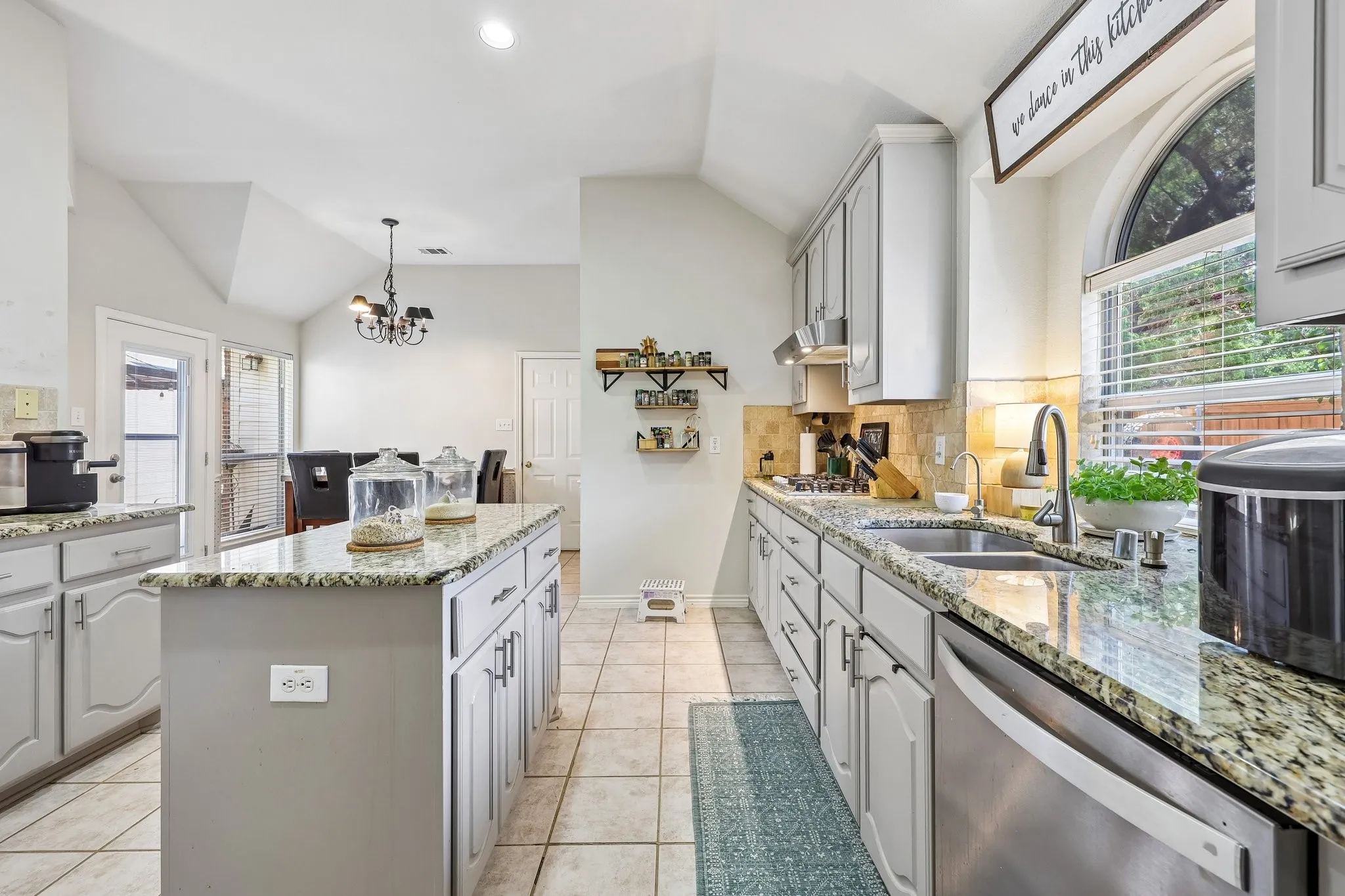 Single Family Residence For Sale in Collin County , 204 Sherwood Drive, Murphy, Texas 75094, 3 Bedroom, 2 Bathroom, 2 Garage spaces, 2,244 Sqft, built in 2001, mls#21374078, Real Estate Agent in Murphy, Homes For Sale in Collin county, Homes For Sale in Murphy, Realtor in Murphy Texas, Real Estate Brokerage Independent Realty Texas, Luminita Cordes Realtor
