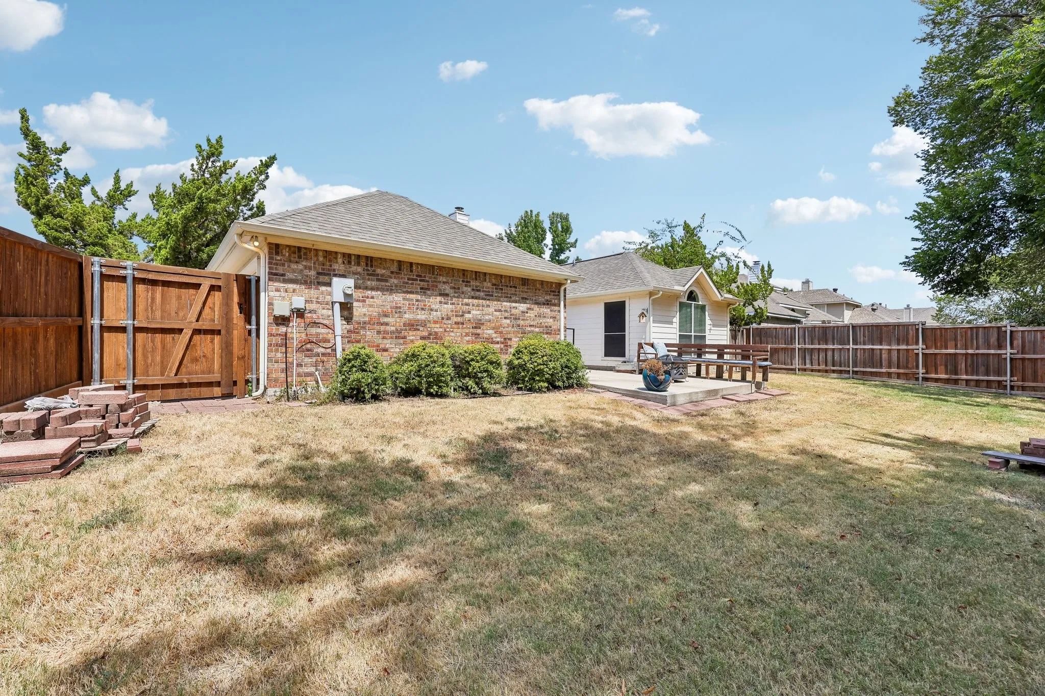 Single Family Residence For Sale in Collin County , 204 Sherwood Drive, Murphy, Texas 75094, 3 Bedroom, 2 Bathroom, 2 Garage spaces, 2,244 Sqft, built in 2001, mls#21374078, Real Estate Agent in Murphy, Homes For Sale in Collin county, Homes For Sale in Murphy, Realtor in Murphy Texas, Real Estate Brokerage Independent Realty Texas, Luminita Cordes Realtor