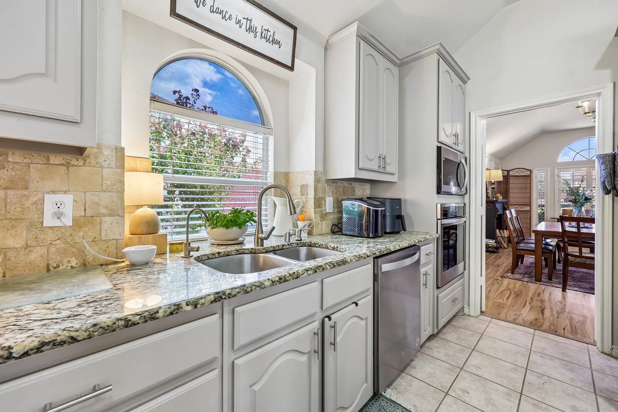 Single Family Residence For Sale in Collin County , 204 Sherwood Drive, Murphy, Texas 75094, 3 Bedroom, 2 Bathroom, 2 Garage spaces, 2,244 Sqft, built in 2001, mls#21374078, Real Estate Agent in Murphy, Homes For Sale in Collin county, Homes For Sale in Murphy, Realtor in Murphy Texas, Real Estate Brokerage Independent Realty Texas, Luminita Cordes Realtor