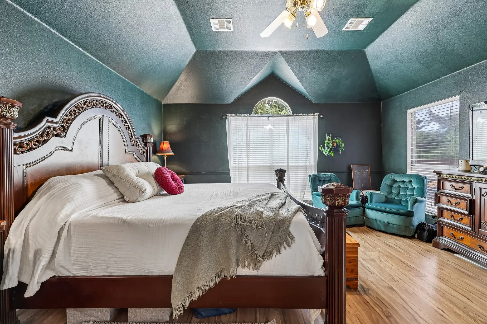 Single Family Residence For Sale in Collin County , 204 Sherwood Drive, Murphy, Texas 75094, 3 Bedroom, 2 Bathroom, 2 Garage spaces, 2,244 Sqft, built in 2001, mls#21374078, Real Estate Agent in Murphy, Homes For Sale in Collin county, Homes For Sale in Murphy, Realtor in Murphy Texas, Real Estate Brokerage Independent Realty Texas, Luminita Cordes Realtor