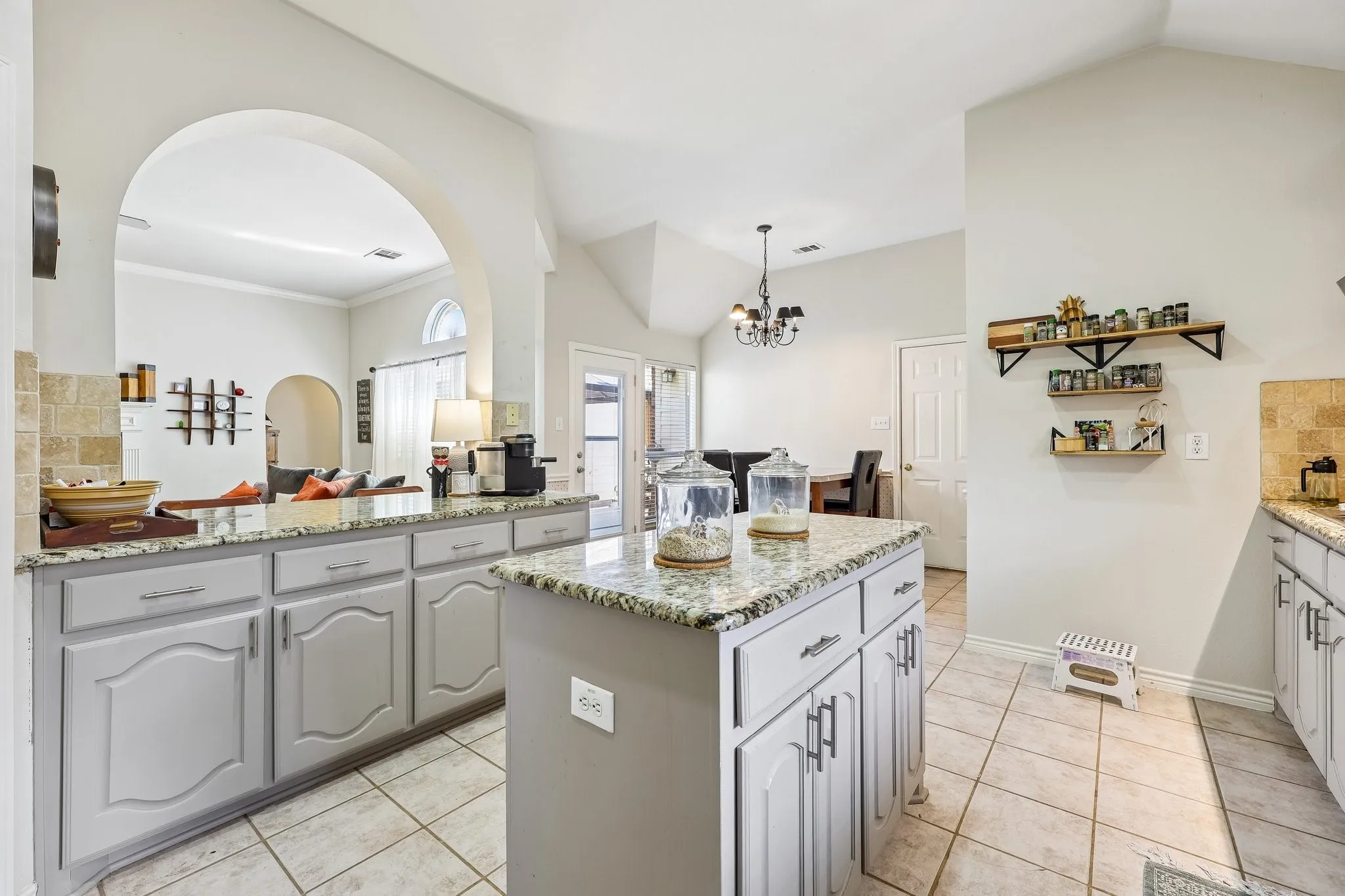 Single Family Residence For Sale in Collin County , 204 Sherwood Drive, Murphy, Texas 75094, 3 Bedroom, 2 Bathroom, 2 Garage spaces, 2,244 Sqft, built in 2001, mls#21374078, Real Estate Agent in Murphy, Homes For Sale in Collin county, Homes For Sale in Murphy, Realtor in Murphy Texas, Real Estate Brokerage Independent Realty Texas, Luminita Cordes Realtor