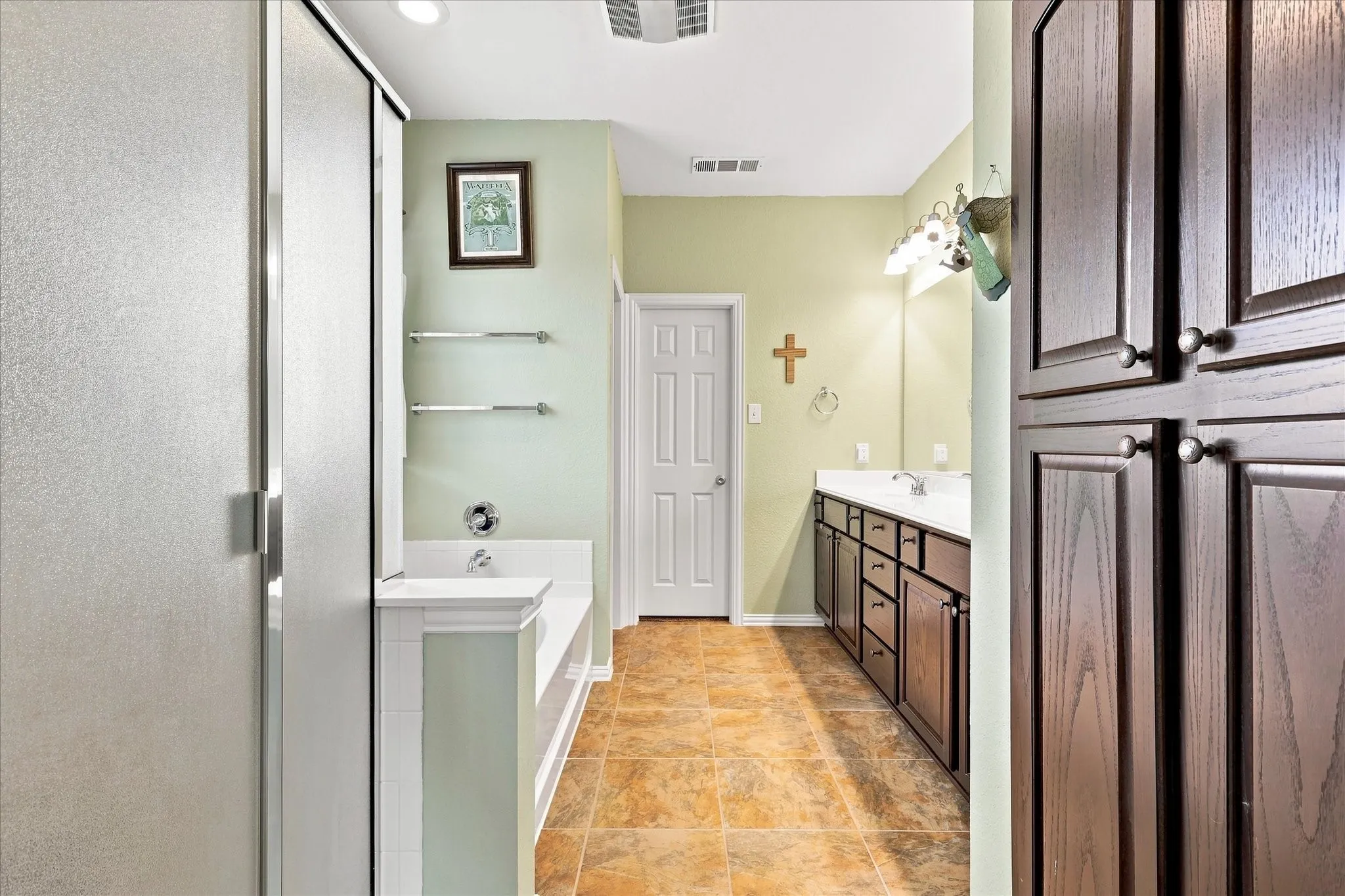 Single Family Residence For Sale in Tarrant County , 9200 Comanche Ridge Drive, Fort Worth, Texas 76131, 3 Bedroom, 2 Bathroom, 2 Garage spaces, 1,631 Sqft, built in 2011, mls#21373160, Real Estate Agent in Fort Worth, Homes For Sale in Tarrant county, Homes For Sale in Fort Worth, Realtor in Fort Worth Texas, Real Estate Brokerage Independent Realty Texas, Luminita Cordes Realtor