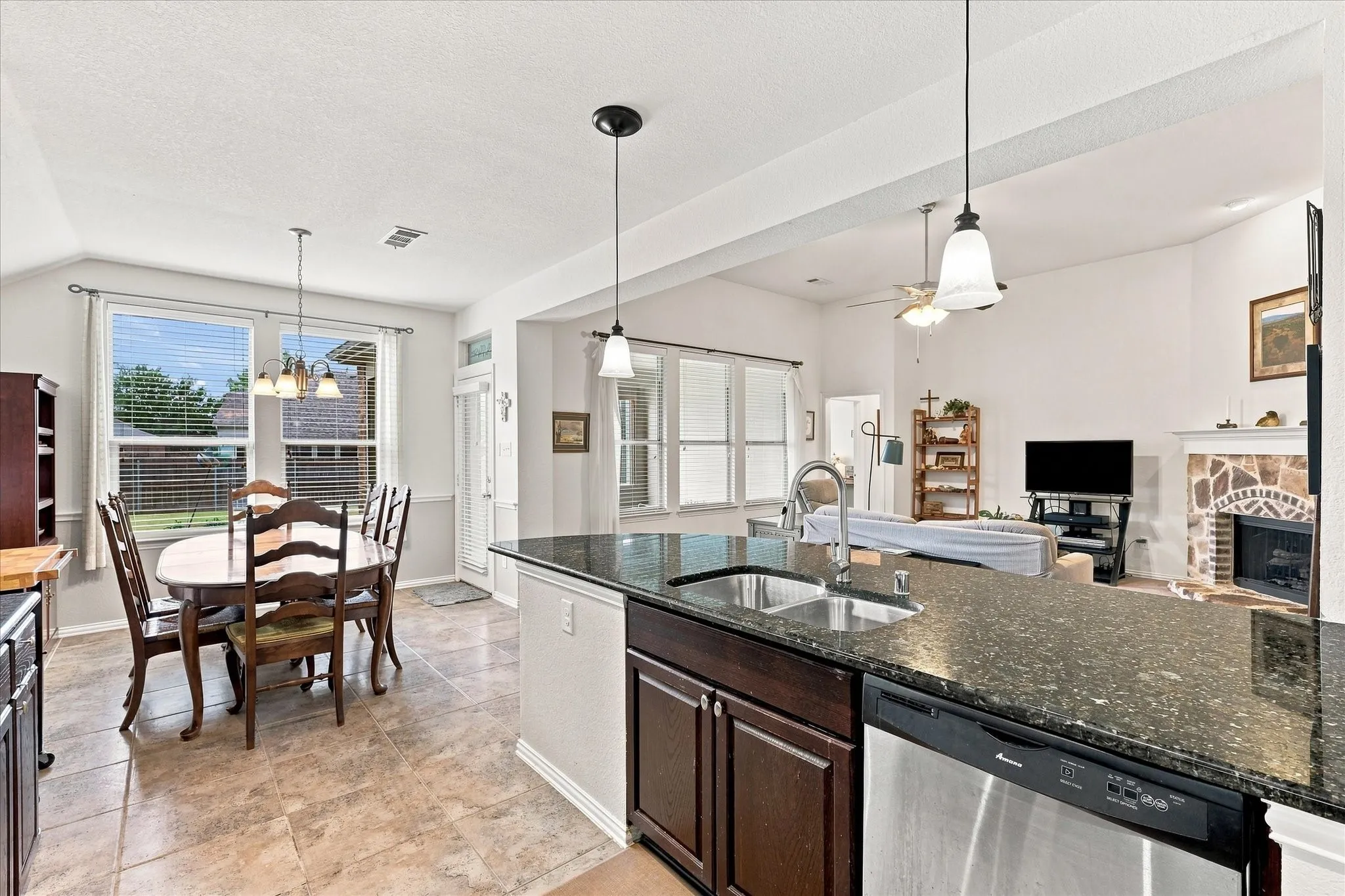 Single Family Residence For Sale in Tarrant County , 9200 Comanche Ridge Drive, Fort Worth, Texas 76131, 3 Bedroom, 2 Bathroom, 2 Garage spaces, 1,631 Sqft, built in 2011, mls#21373160, Real Estate Agent in Fort Worth, Homes For Sale in Tarrant county, Homes For Sale in Fort Worth, Realtor in Fort Worth Texas, Real Estate Brokerage Independent Realty Texas, Luminita Cordes Realtor
