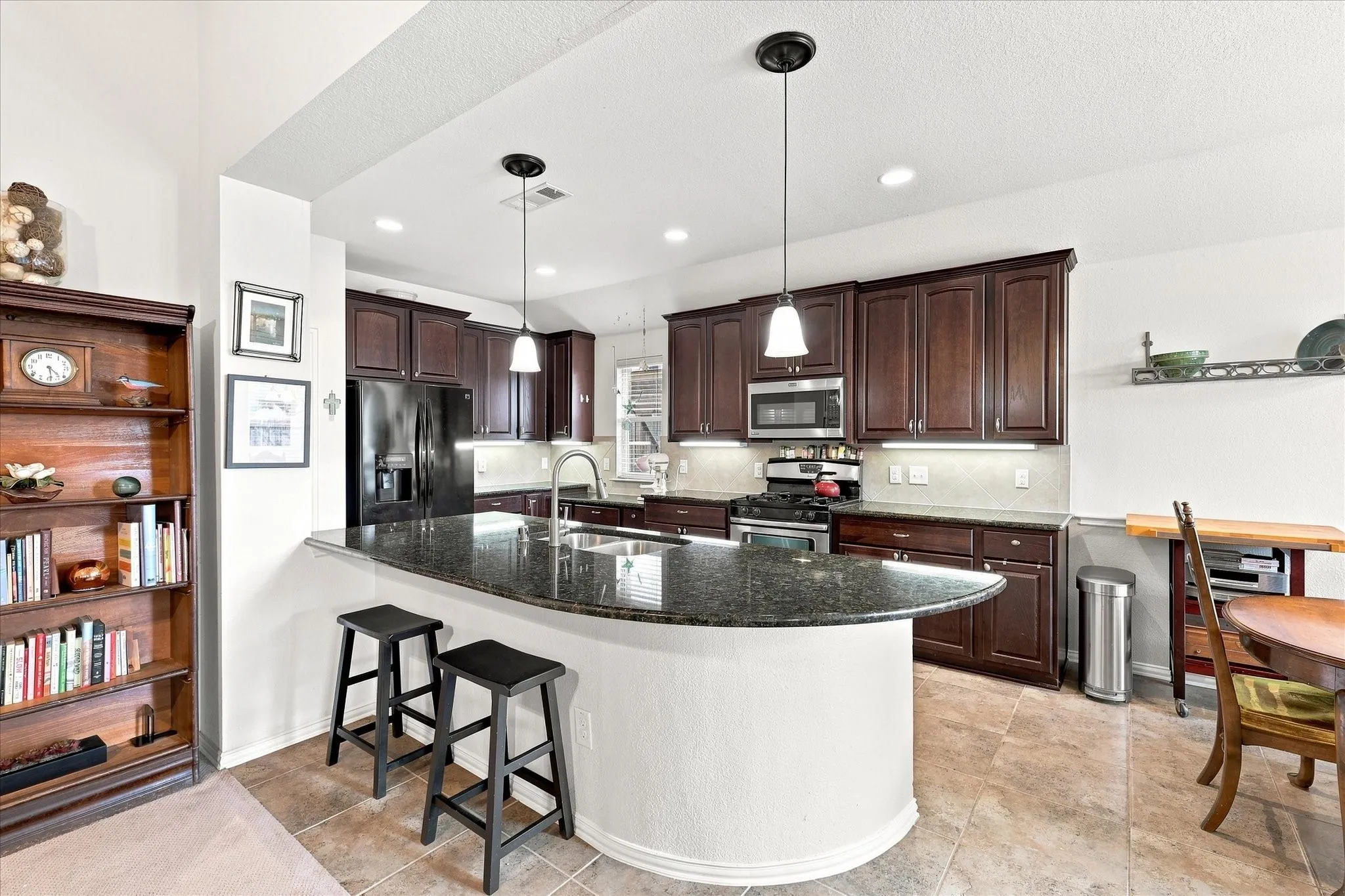 Single Family Residence For Sale in Tarrant County , 9200 Comanche Ridge Drive, Fort Worth, Texas 76131, 3 Bedroom, 2 Bathroom, 2 Garage spaces, 1,631 Sqft, built in 2011, mls#21373160, Real Estate Agent in Fort Worth, Homes For Sale in Tarrant county, Homes For Sale in Fort Worth, Realtor in Fort Worth Texas, Real Estate Brokerage Independent Realty Texas, Luminita Cordes Realtor
