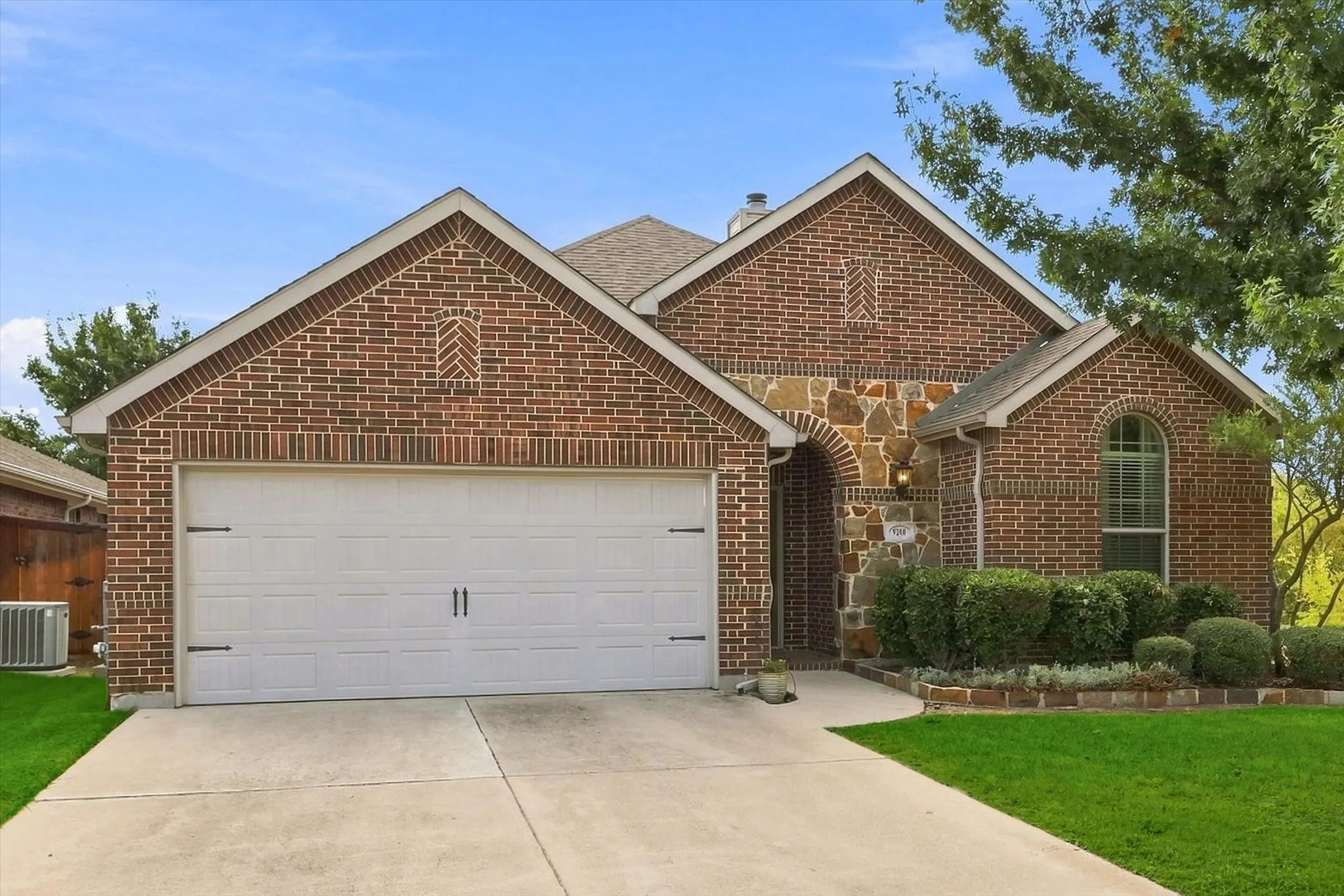 Single Family Residence For Sale in Tarrant County , 9200 Comanche Ridge Drive, Fort Worth, Texas 76131, 3 Bedroom, 2 Bathroom, 2 Garage spaces, 1,631 Sqft, built in 2011, mls#21373160, Real Estate Agent in Fort Worth, Homes For Sale in Tarrant county, Homes For Sale in Fort Worth, Realtor in Fort Worth Texas, Real Estate Brokerage Independent Realty Texas, Luminita Cordes Realtor