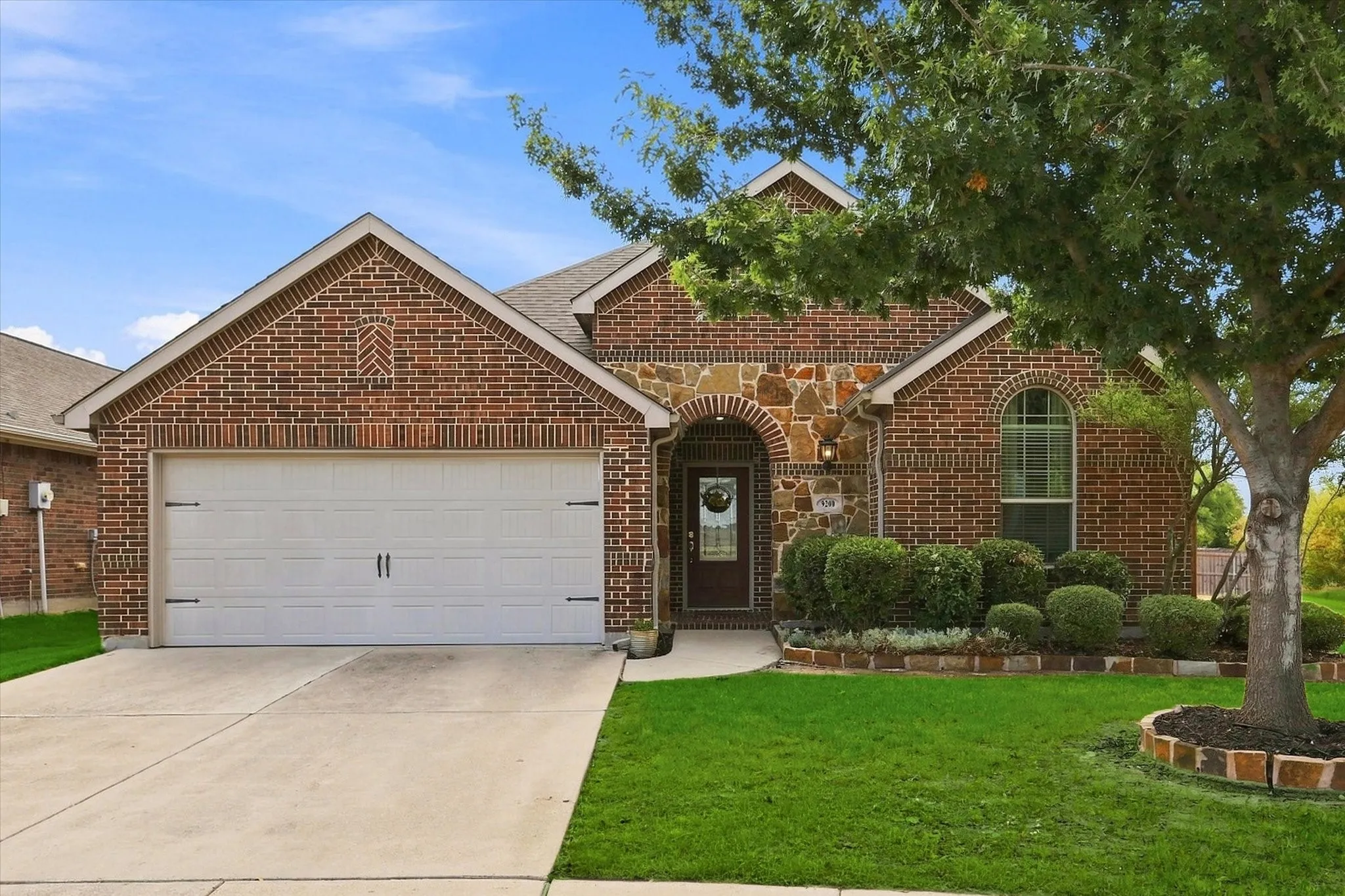 Single Family Residence For Sale in Tarrant County , 9200 Comanche Ridge Drive, Fort Worth, Texas 76131, 3 Bedroom, 2 Bathroom, 2 Garage spaces, 1,631 Sqft, built in 2011, mls#21373160, Real Estate Agent in Fort Worth, Homes For Sale in Tarrant county, Homes For Sale in Fort Worth, Realtor in Fort Worth Texas, Real Estate Brokerage Independent Realty Texas, Luminita Cordes Realtor