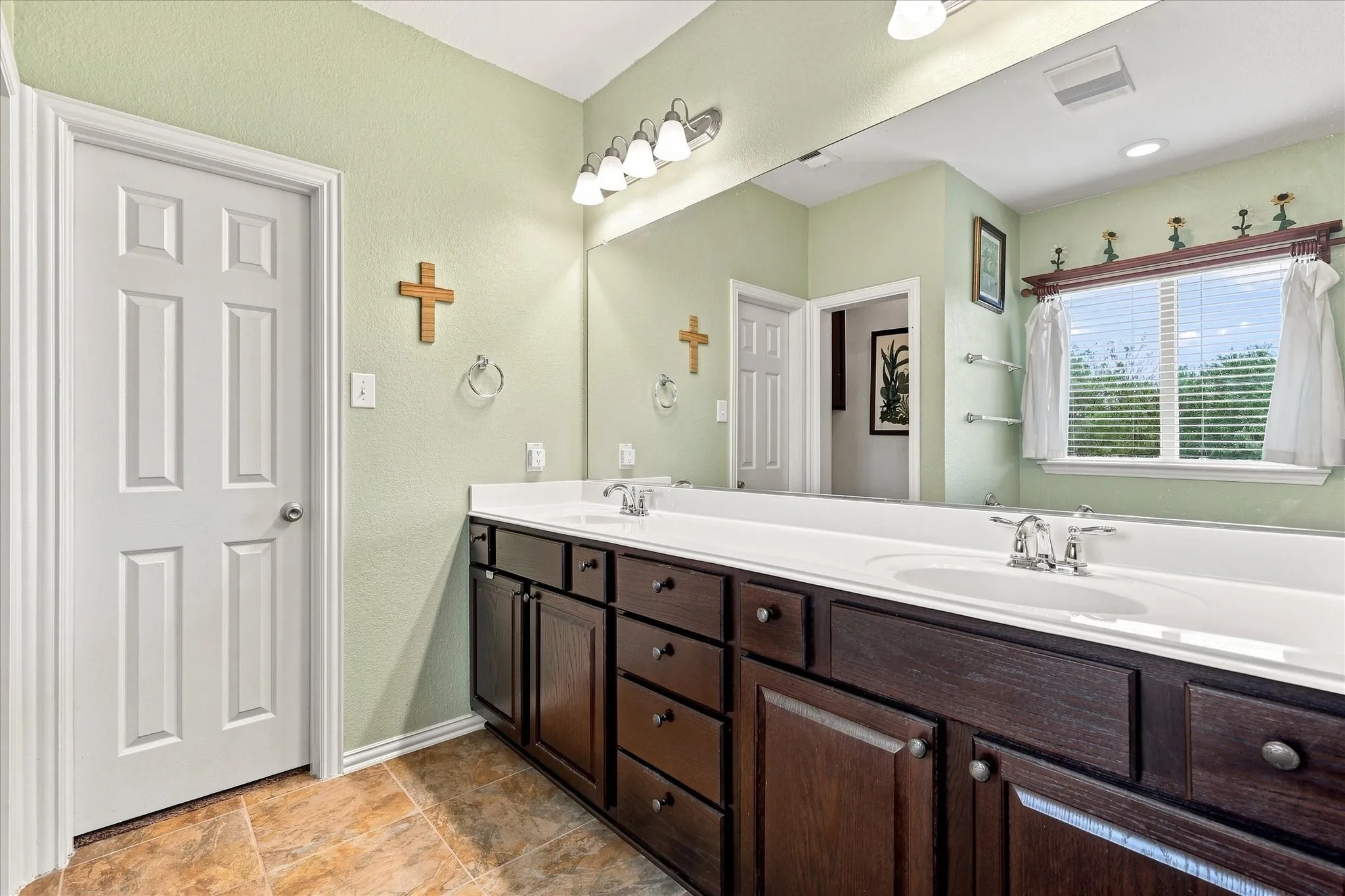 Single Family Residence For Sale in Tarrant County , 9200 Comanche Ridge Drive, Fort Worth, Texas 76131, 3 Bedroom, 2 Bathroom, 2 Garage spaces, 1,631 Sqft, built in 2011, mls#21373160, Real Estate Agent in Fort Worth, Homes For Sale in Tarrant county, Homes For Sale in Fort Worth, Realtor in Fort Worth Texas, Real Estate Brokerage Independent Realty Texas, Luminita Cordes Realtor