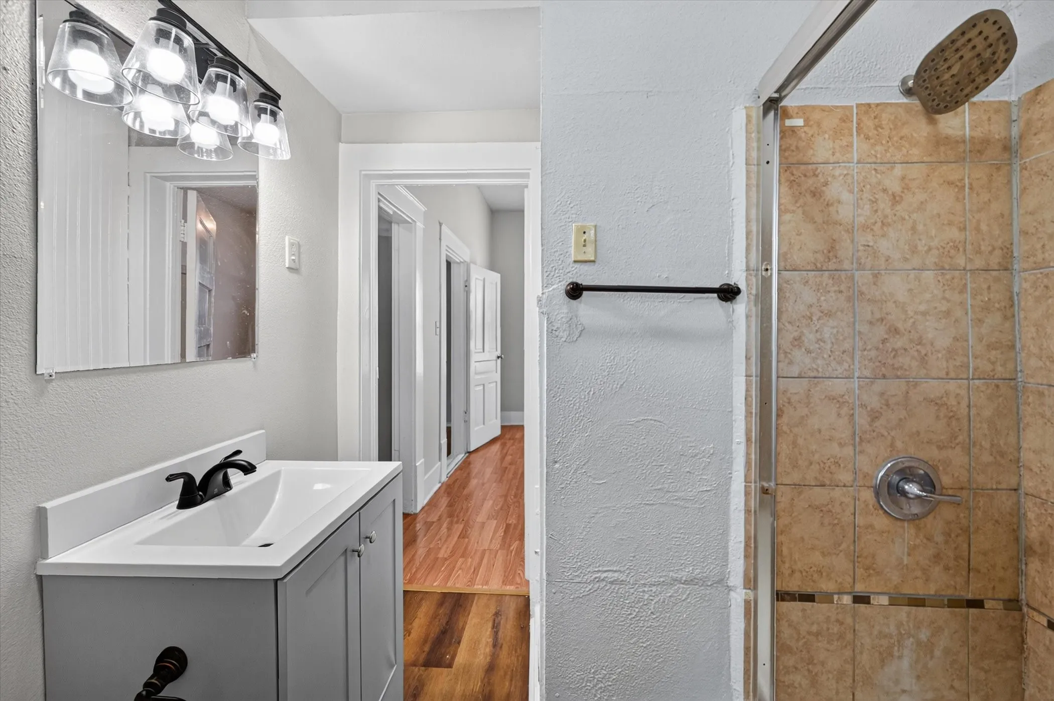 Duplex For Rent in Grayson County , 419 N Grand Avenue B, Sherman, Texas 75090, 2 Bedroom, 1 Bathroom, Garage spaces, 879 Sqft, built in 1950, mls#21378291, Real Estate Agent in Sherman, Homes For Rent in Grayson county, Homes For Rent in Sherman, Realtor in Sherman Texas, Real Estate Brokerage Independent Realty Texas, Luminita Cordes Realtor