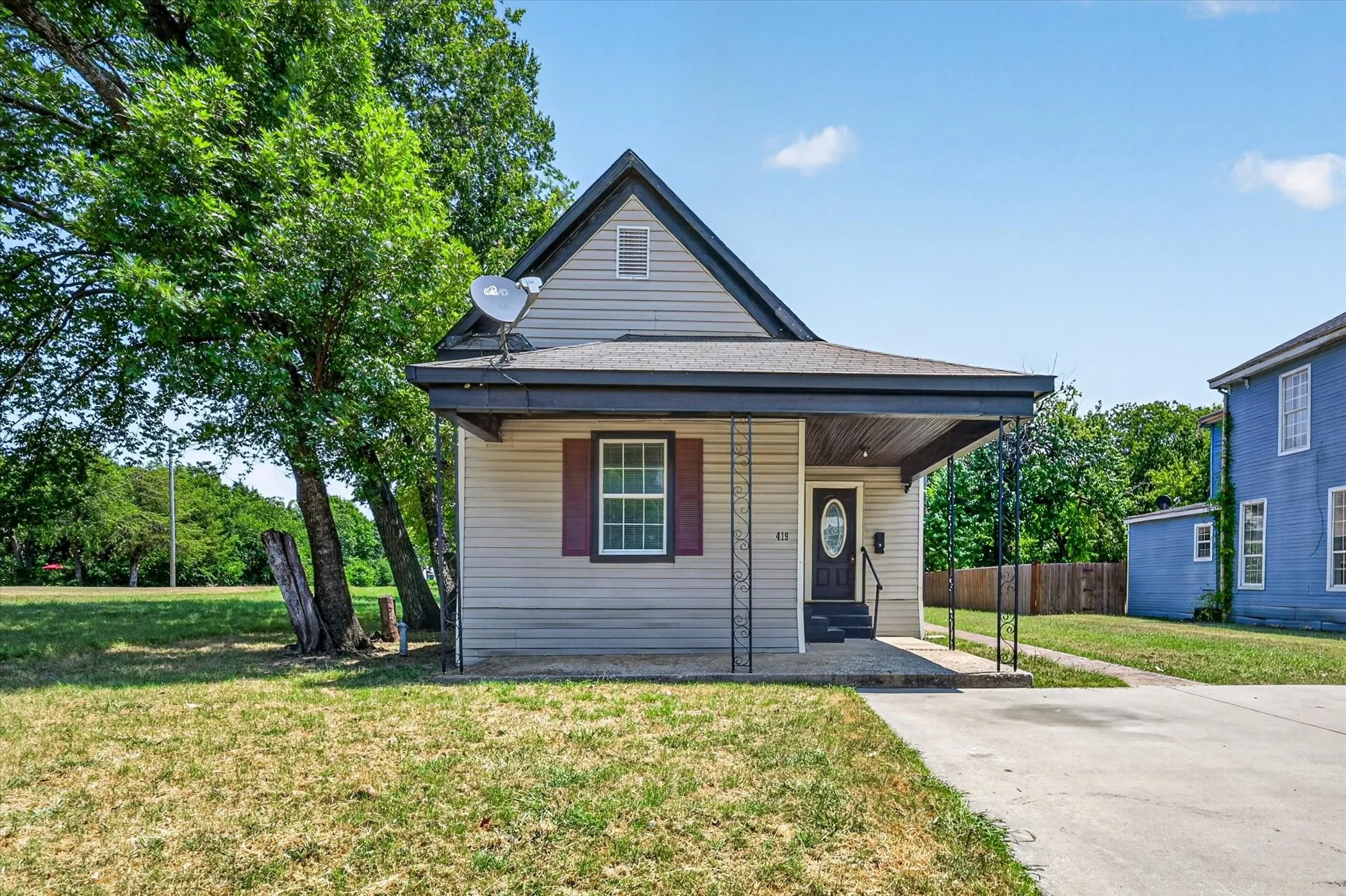 Duplex For Rent in Grayson County , 419 N Grand Avenue B, Sherman, Texas 75090, 2 Bedroom, 1 Bathroom, Garage spaces, 879 Sqft, built in 1950, mls#21378291, Real Estate Agent in Sherman, Homes For Rent in Grayson county, Homes For Rent in Sherman, Realtor in Sherman Texas, Real Estate Brokerage Independent Realty Texas, Luminita Cordes Realtor