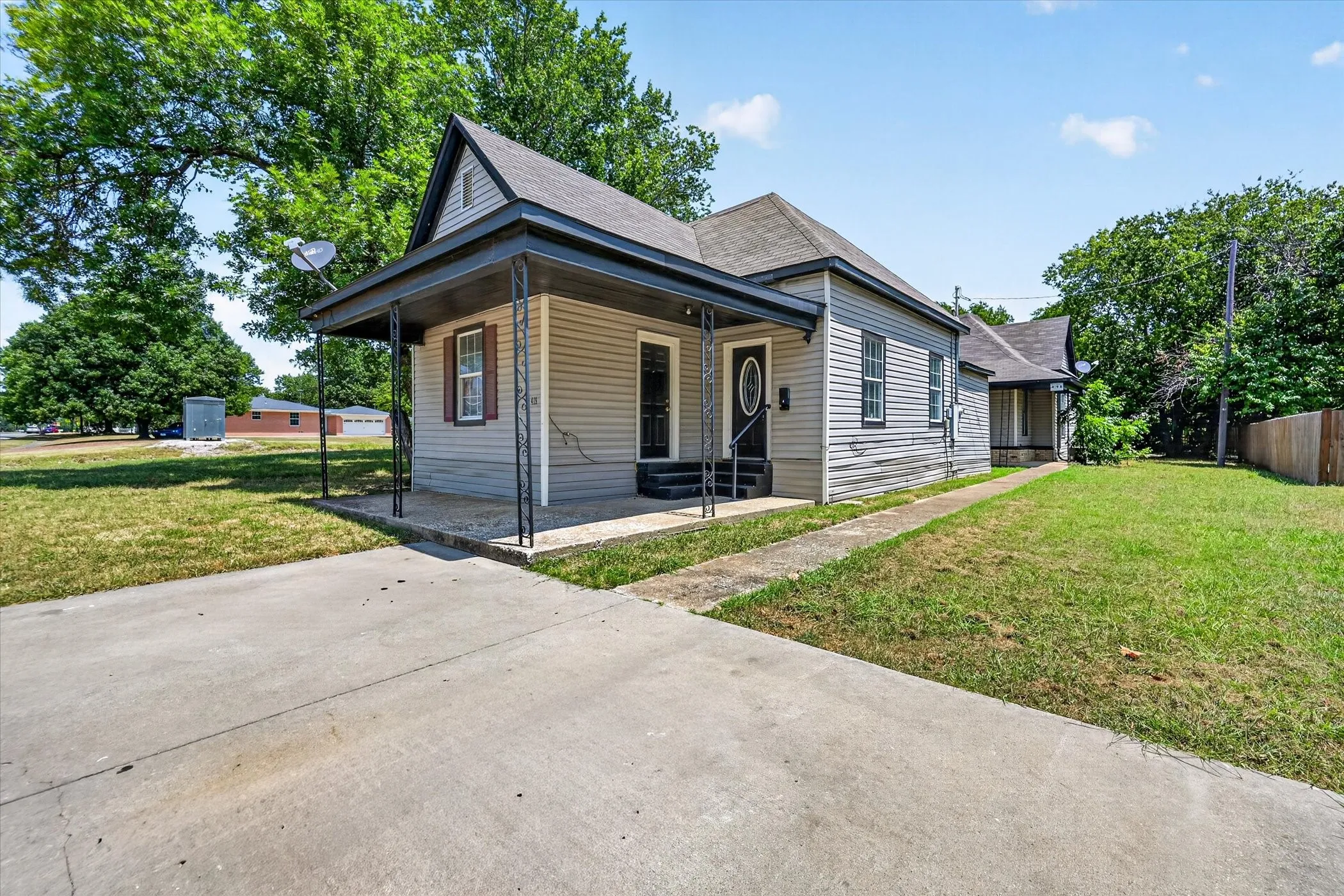 Duplex For Rent in Grayson County , 419 N Grand Avenue B, Sherman, Texas 75090, 2 Bedroom, 1 Bathroom, Garage spaces, 879 Sqft, built in 1950, mls#21378291, Real Estate Agent in Sherman, Homes For Rent in Grayson county, Homes For Rent in Sherman, Realtor in Sherman Texas, Real Estate Brokerage Independent Realty Texas, Luminita Cordes Realtor