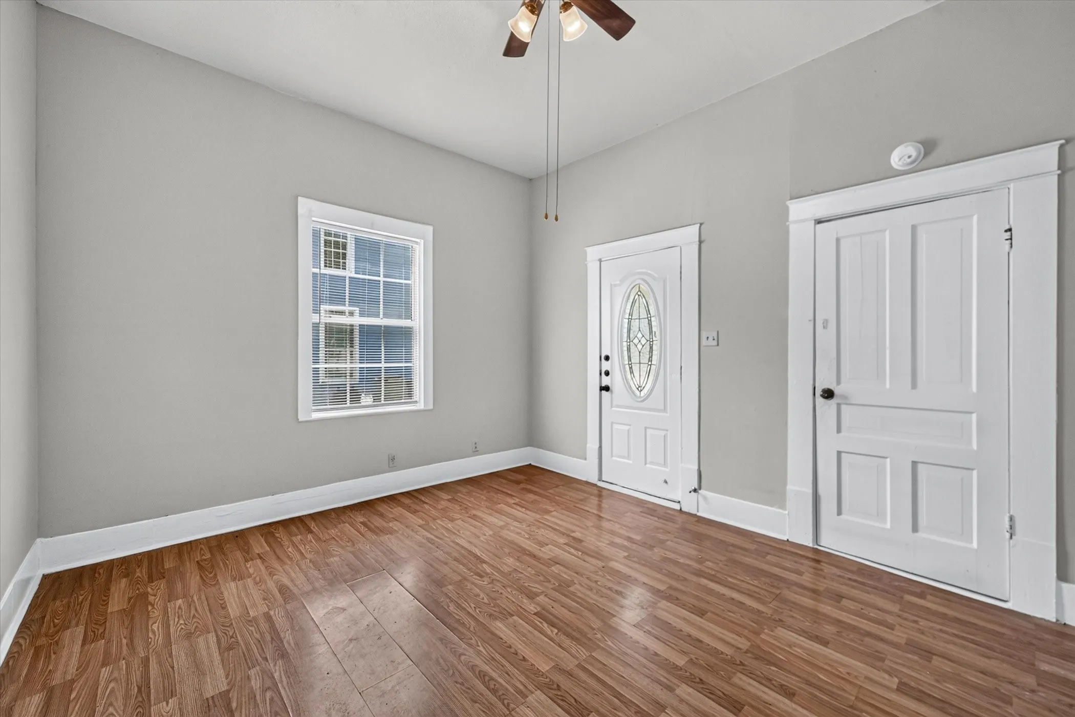 Duplex For Rent in Grayson County , 419 N Grand Avenue B, Sherman, Texas 75090, 2 Bedroom, 1 Bathroom, Garage spaces, 879 Sqft, built in 1950, mls#21378291, Real Estate Agent in Sherman, Homes For Rent in Grayson county, Homes For Rent in Sherman, Realtor in Sherman Texas, Real Estate Brokerage Independent Realty Texas, Luminita Cordes Realtor