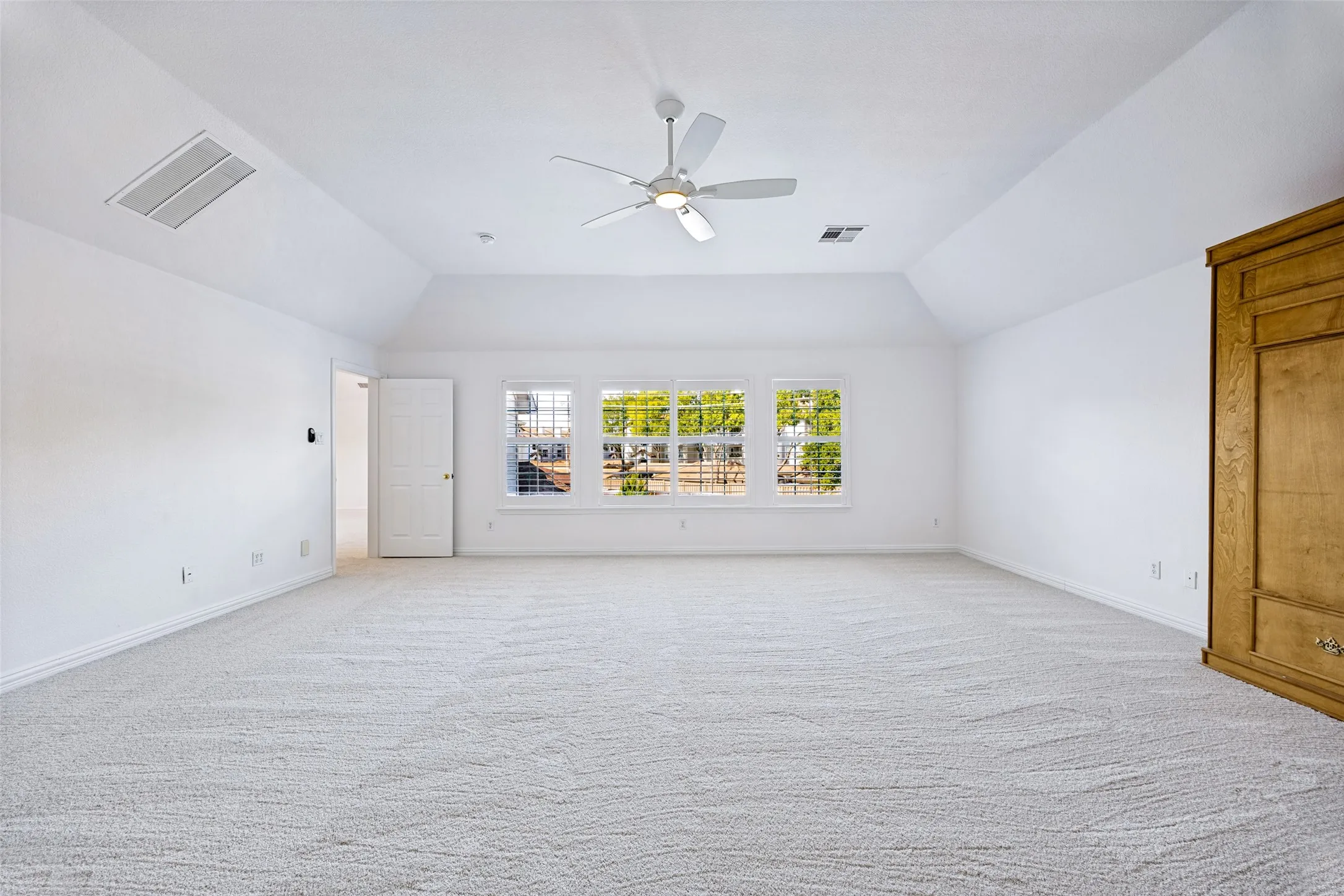 Bonus room or 6th bedroom w walk thru closet