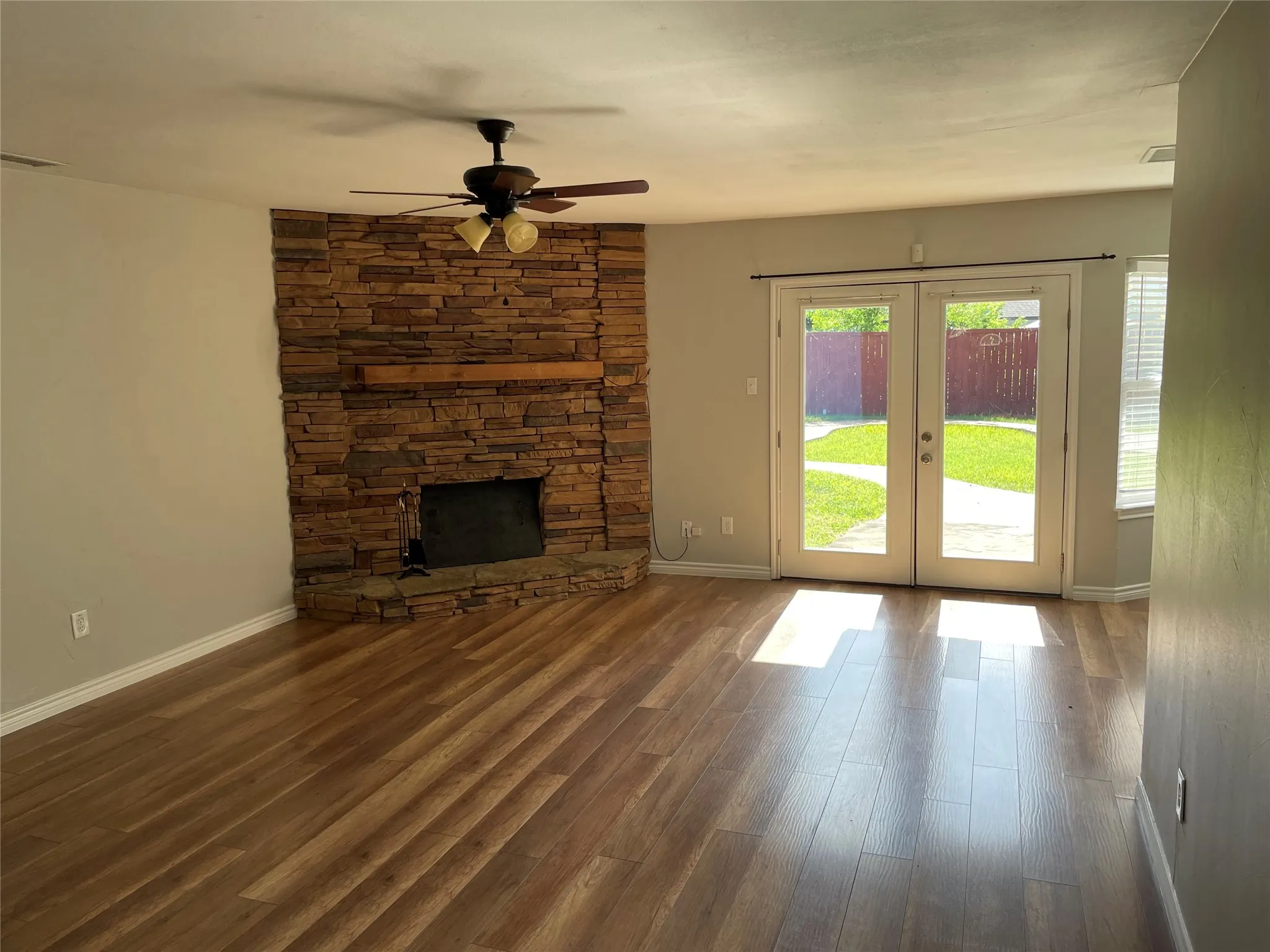 Single Family Residence For Rent in Denton County , 5312 Queens Court, Lake Dallas, Texas 75065, 3 Bedroom, 2 Bathroom, 1 Garage spaces, 1,173 Sqft, built in 1978, mls#21377801, Real Estate Agent in Lake Dallas, Homes For Rent in Denton county, Homes For Rent in Lake Dallas, Realtor in Lake Dallas Texas, Real Estate Brokerage Independent Realty Texas, Luminita Cordes Realtor