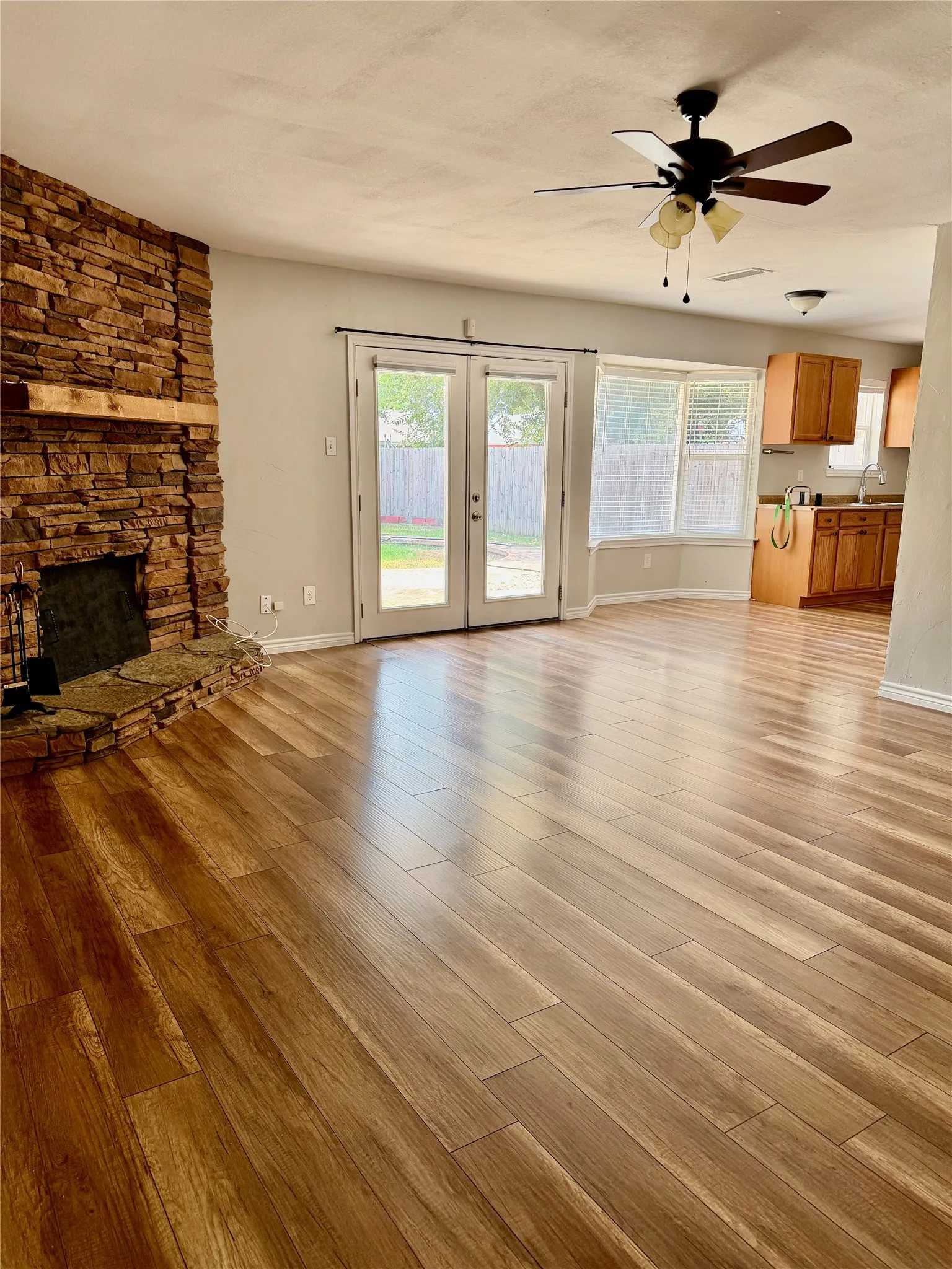 Single Family Residence For Rent in Denton County , 5312 Queens Court, Lake Dallas, Texas 75065, 3 Bedroom, 2 Bathroom, 1 Garage spaces, 1,173 Sqft, built in 1978, mls#21377801, Real Estate Agent in Lake Dallas, Homes For Rent in Denton county, Homes For Rent in Lake Dallas, Realtor in Lake Dallas Texas, Real Estate Brokerage Independent Realty Texas, Luminita Cordes Realtor