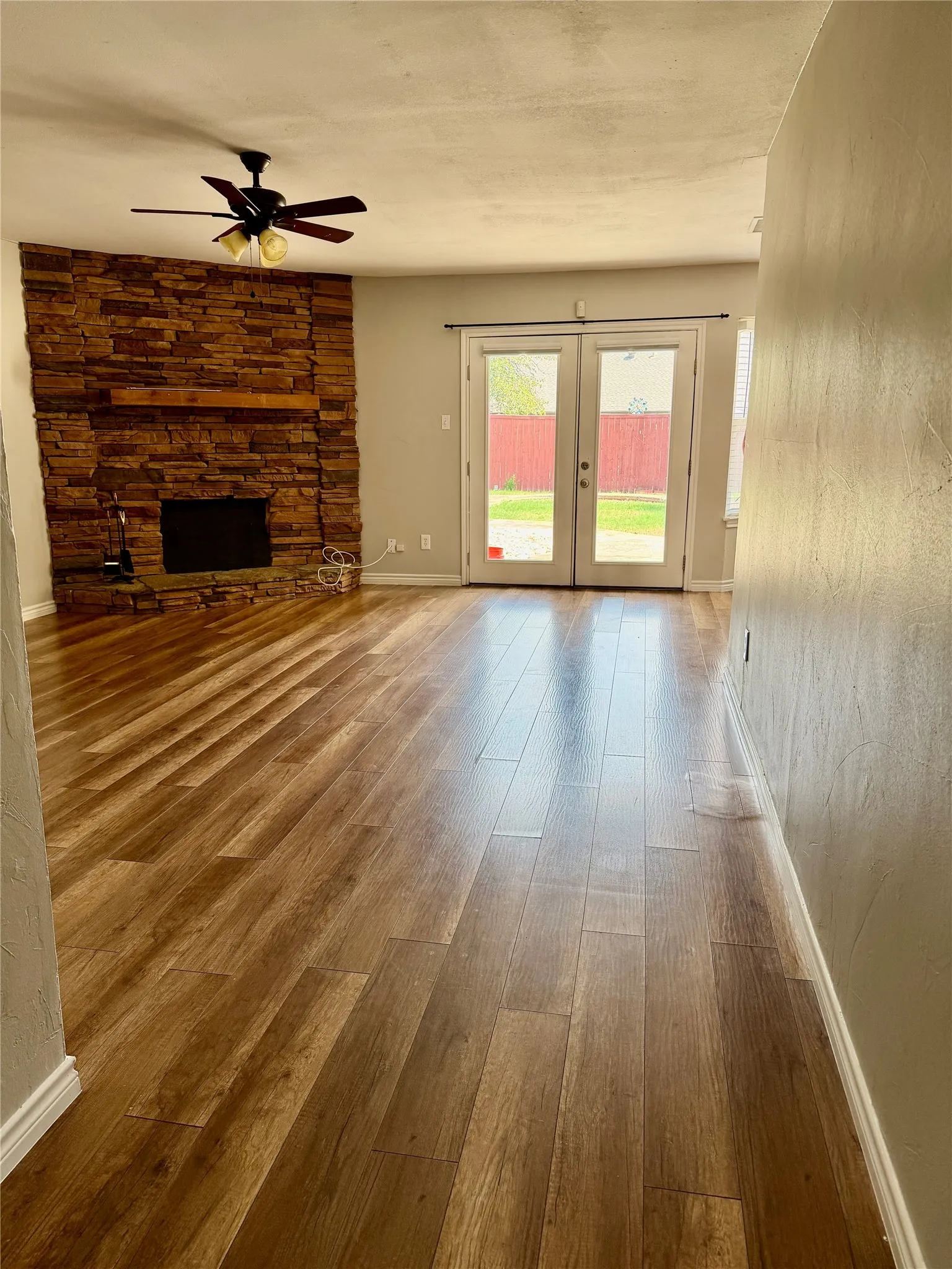 Single Family Residence For Rent in Denton County , 5312 Queens Court, Lake Dallas, Texas 75065, 3 Bedroom, 2 Bathroom, 1 Garage spaces, 1,173 Sqft, built in 1978, mls#21377801, Real Estate Agent in Lake Dallas, Homes For Rent in Denton county, Homes For Rent in Lake Dallas, Realtor in Lake Dallas Texas, Real Estate Brokerage Independent Realty Texas, Luminita Cordes Realtor