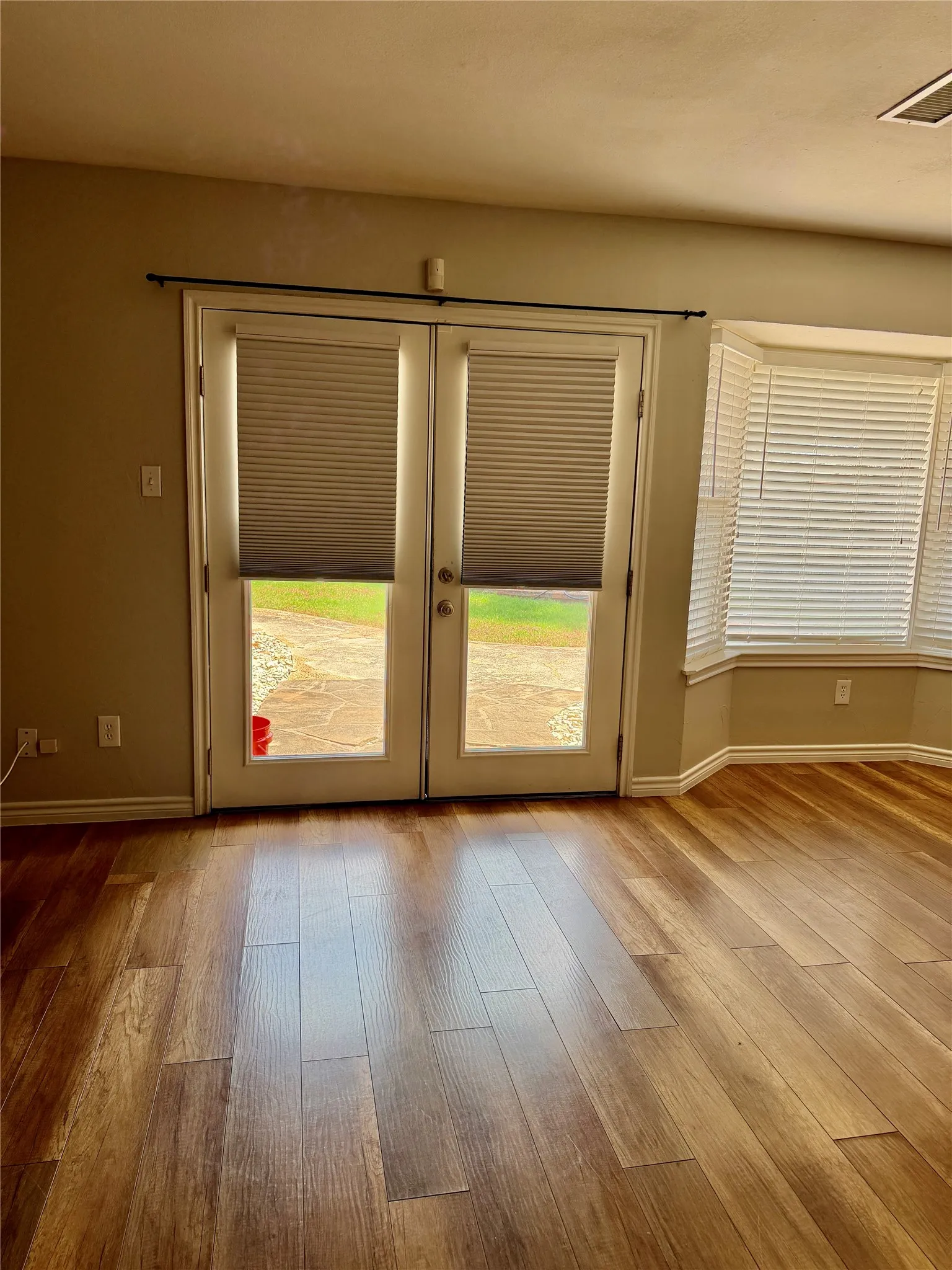 Single Family Residence For Rent in Denton County , 5312 Queens Court, Lake Dallas, Texas 75065, 3 Bedroom, 2 Bathroom, 1 Garage spaces, 1,173 Sqft, built in 1978, mls#21377801, Real Estate Agent in Lake Dallas, Homes For Rent in Denton county, Homes For Rent in Lake Dallas, Realtor in Lake Dallas Texas, Real Estate Brokerage Independent Realty Texas, Luminita Cordes Realtor