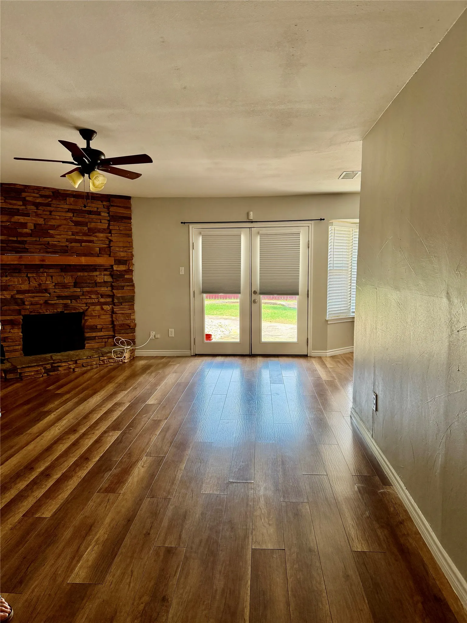 Single Family Residence For Rent in Denton County , 5312 Queens Court, Lake Dallas, Texas 75065, 3 Bedroom, 2 Bathroom, 1 Garage spaces, 1,173 Sqft, built in 1978, mls#21377801, Real Estate Agent in Lake Dallas, Homes For Rent in Denton county, Homes For Rent in Lake Dallas, Realtor in Lake Dallas Texas, Real Estate Brokerage Independent Realty Texas, Luminita Cordes Realtor