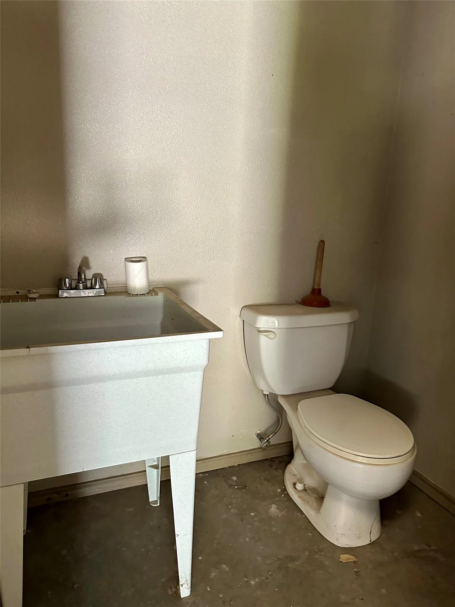 Utility sink with dual-handle faucet