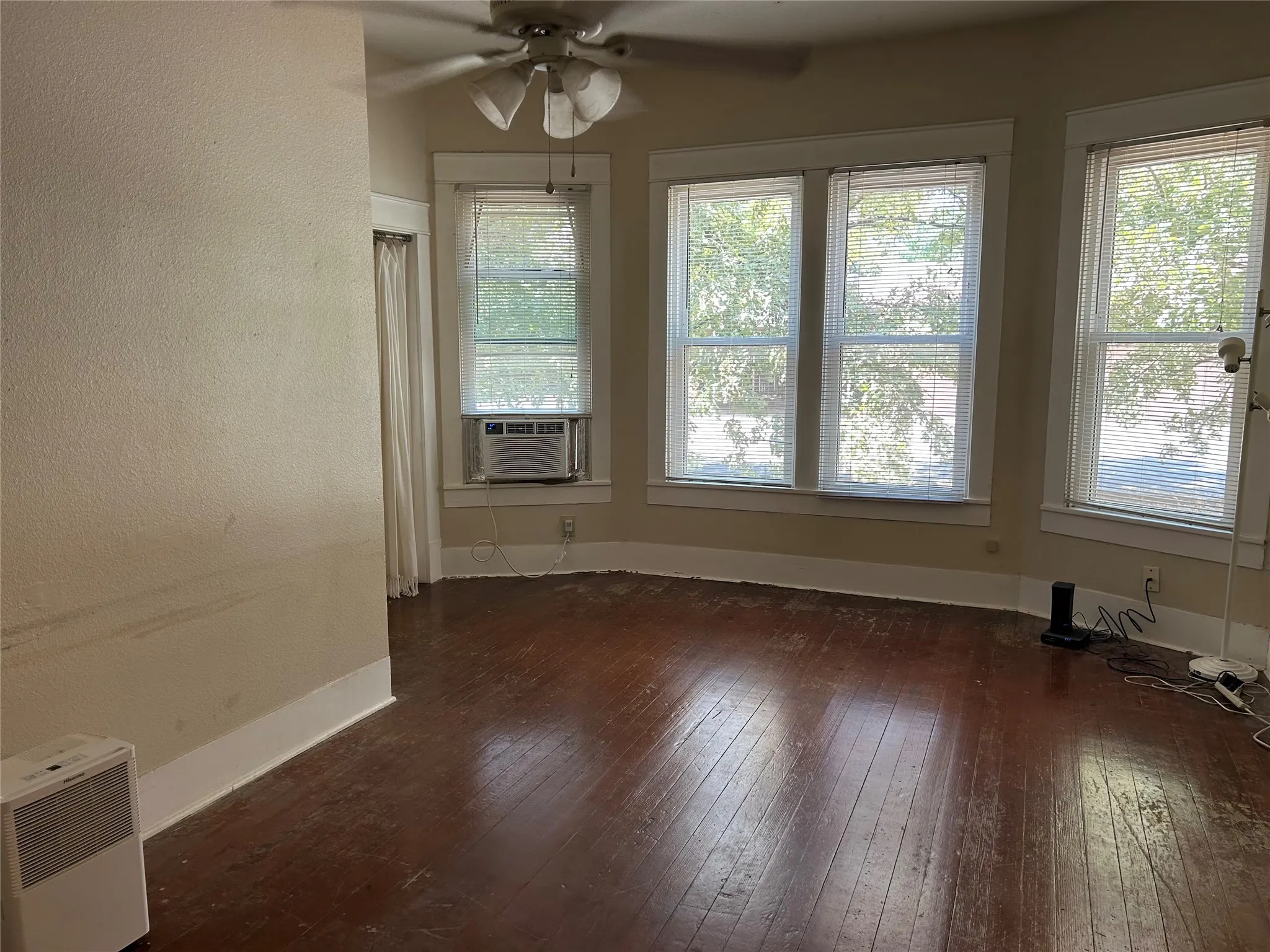 Apartment For Rent in Denton County , 715 W hickory Street A2, Denton, Texas 76201, 1 Bedroom, 1 Bathroom, Garage spaces, 708 Sqft, built in 1920, mls#21373784, Real Estate Agent in Denton, Homes For Rent in Denton county, Homes For Rent in Denton, Realtor in Denton Texas, Real Estate Brokerage Independent Realty Texas, Luminita Cordes Realtor