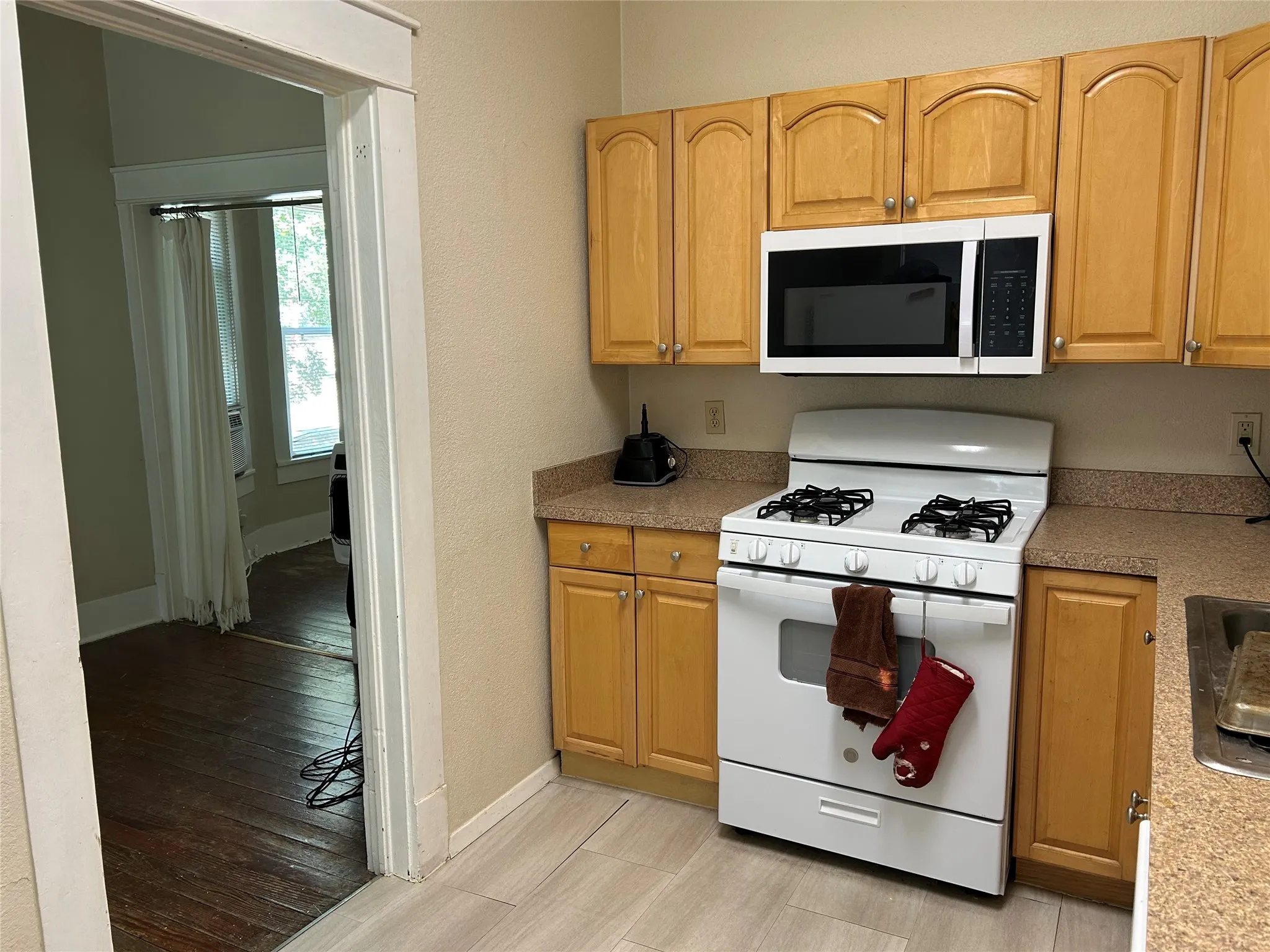 Apartment For Rent in Denton County , 715 W hickory Street A2, Denton, Texas 76201, 1 Bedroom, 1 Bathroom, Garage spaces, 708 Sqft, built in 1920, mls#21373784, Real Estate Agent in Denton, Homes For Rent in Denton county, Homes For Rent in Denton, Realtor in Denton Texas, Real Estate Brokerage Independent Realty Texas, Luminita Cordes Realtor