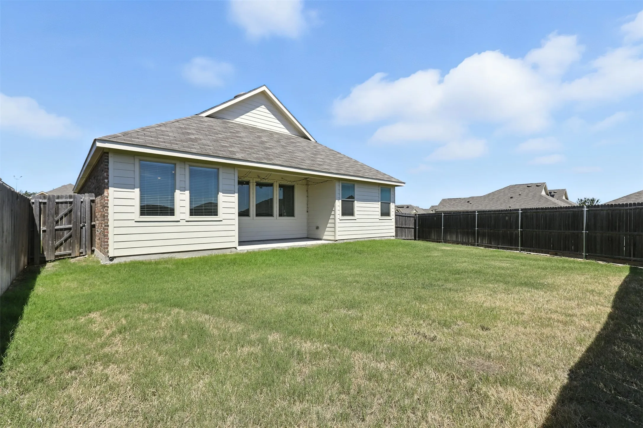 Single Family Residence For Rent in Tarrant County , 6924 Waterloo Lane, Fort Worth, Texas 76179, 3 Bedroom, 2 Bathroom, 2 Garage spaces, 1,597 Sqft, built in 2021, mls#21378294, Real Estate Agent in Fort Worth, Homes For Rent in Tarrant county, Homes For Rent in Fort Worth, Realtor in Fort Worth Texas, Real Estate Brokerage Independent Realty Texas, Luminita Cordes Realtor