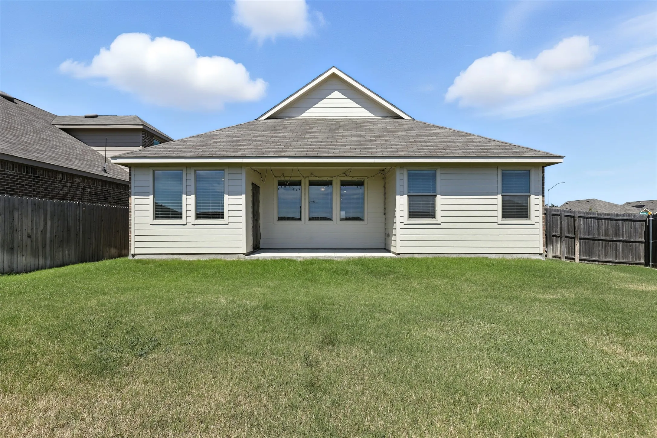 Single Family Residence For Rent in Tarrant County , 6924 Waterloo Lane, Fort Worth, Texas 76179, 3 Bedroom, 2 Bathroom, 2 Garage spaces, 1,597 Sqft, built in 2021, mls#21378294, Real Estate Agent in Fort Worth, Homes For Rent in Tarrant county, Homes For Rent in Fort Worth, Realtor in Fort Worth Texas, Real Estate Brokerage Independent Realty Texas, Luminita Cordes Realtor