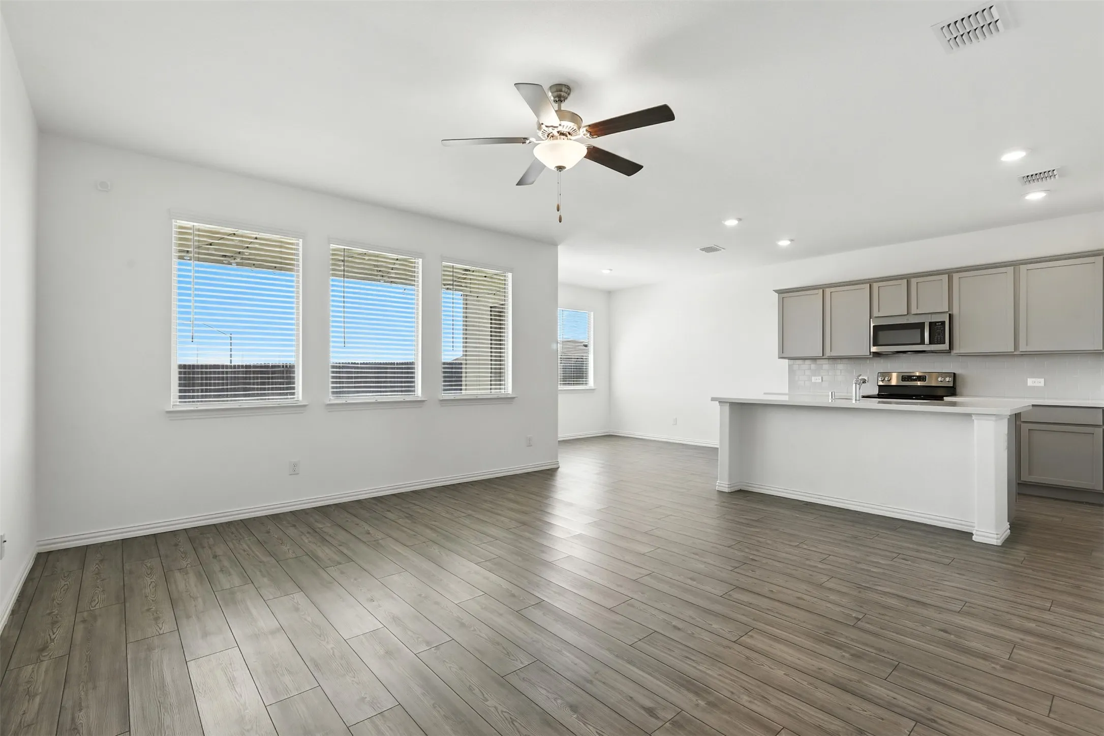 Single Family Residence For Rent in Tarrant County , 6924 Waterloo Lane, Fort Worth, Texas 76179, 3 Bedroom, 2 Bathroom, 2 Garage spaces, 1,597 Sqft, built in 2021, mls#21378294, Real Estate Agent in Fort Worth, Homes For Rent in Tarrant county, Homes For Rent in Fort Worth, Realtor in Fort Worth Texas, Real Estate Brokerage Independent Realty Texas, Luminita Cordes Realtor