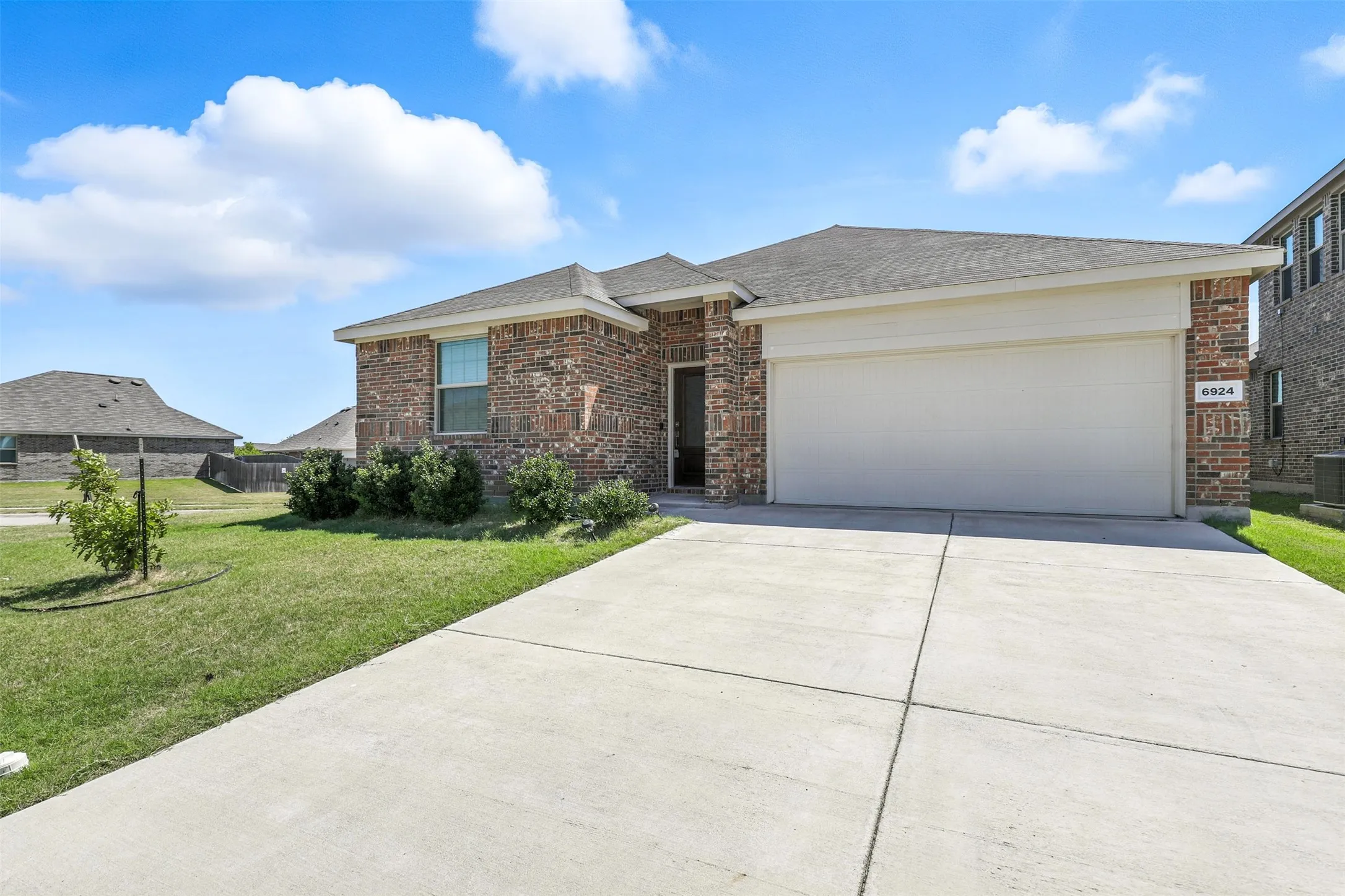 Single Family Residence For Rent in Tarrant County , 6924 Waterloo Lane, Fort Worth, Texas 76179, 3 Bedroom, 2 Bathroom, 2 Garage spaces, 1,597 Sqft, built in 2021, mls#21378294, Real Estate Agent in Fort Worth, Homes For Rent in Tarrant county, Homes For Rent in Fort Worth, Realtor in Fort Worth Texas, Real Estate Brokerage Independent Realty Texas, Luminita Cordes Realtor