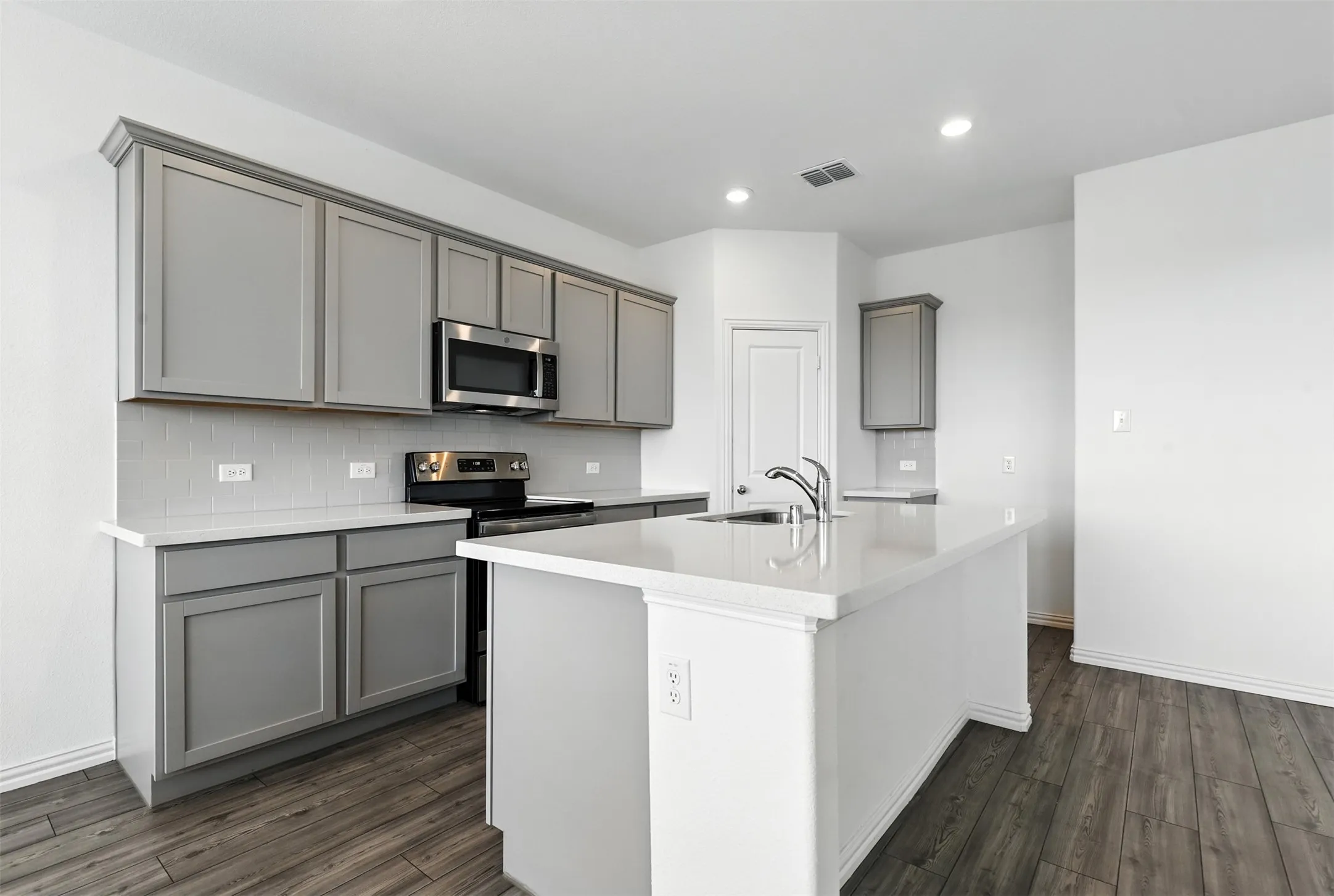Single Family Residence For Rent in Tarrant County , 6924 Waterloo Lane, Fort Worth, Texas 76179, 3 Bedroom, 2 Bathroom, 2 Garage spaces, 1,597 Sqft, built in 2021, mls#21378294, Real Estate Agent in Fort Worth, Homes For Rent in Tarrant county, Homes For Rent in Fort Worth, Realtor in Fort Worth Texas, Real Estate Brokerage Independent Realty Texas, Luminita Cordes Realtor