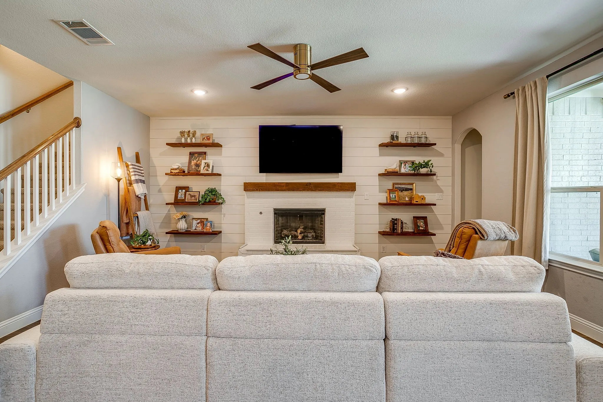 Single Family Residence For Sale in Tarrant County , 5200 Sonata Trail, Fort Worth, Texas 76126, 3 Bedroom, 3 Bathroom, 2 Garage spaces, 2,292 Sqft, built in 2019, mls#21378190, Real Estate Agent in Fort Worth, Homes For Sale in Tarrant county, Homes For Sale in Fort Worth, Realtor in Fort Worth Texas, Real Estate Brokerage Independent Realty Texas, Luminita Cordes Realtor
