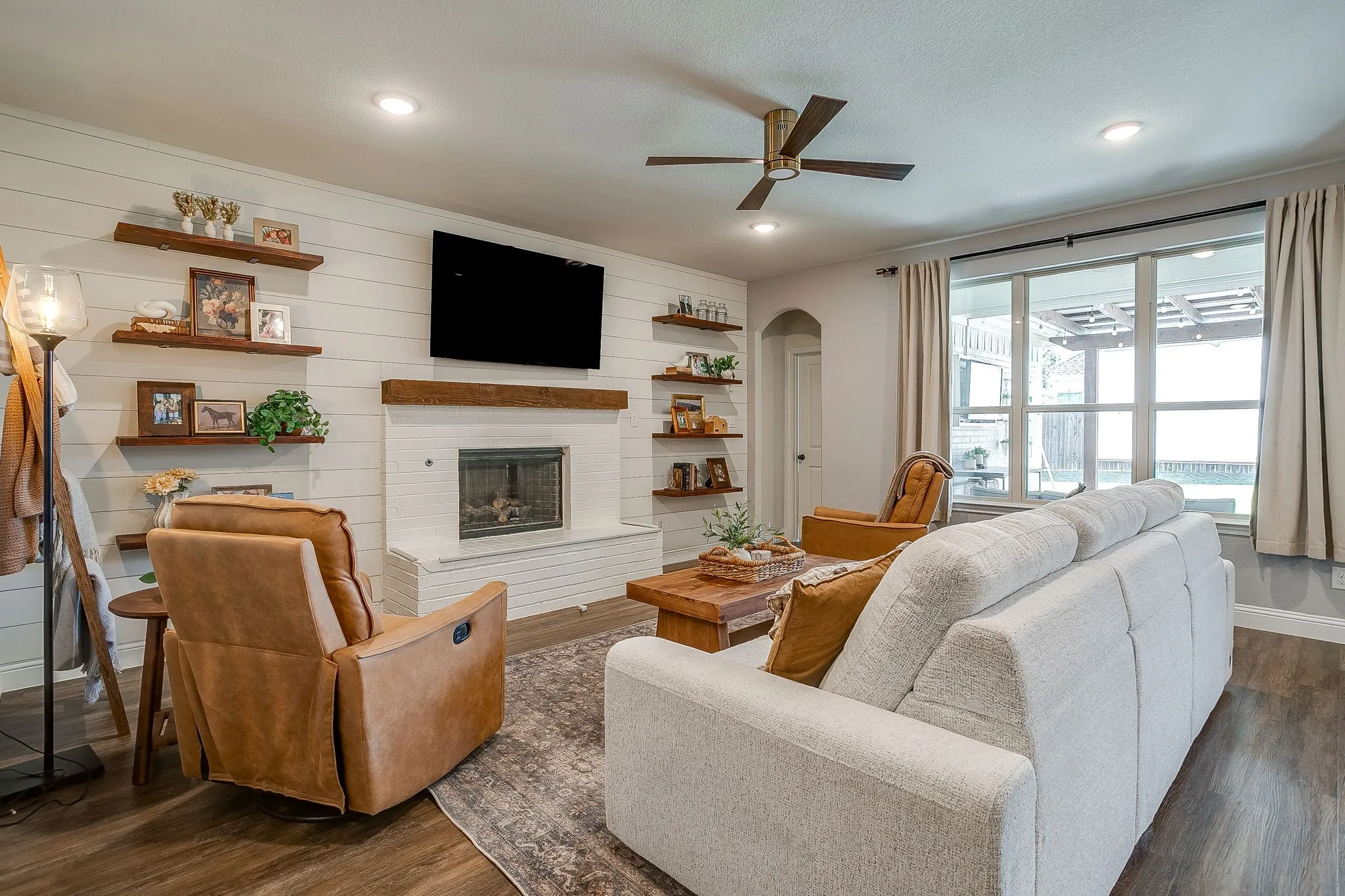Single Family Residence For Sale in Tarrant County , 5200 Sonata Trail, Fort Worth, Texas 76126, 3 Bedroom, 3 Bathroom, 2 Garage spaces, 2,292 Sqft, built in 2019, mls#21378190, Real Estate Agent in Fort Worth, Homes For Sale in Tarrant county, Homes For Sale in Fort Worth, Realtor in Fort Worth Texas, Real Estate Brokerage Independent Realty Texas, Luminita Cordes Realtor