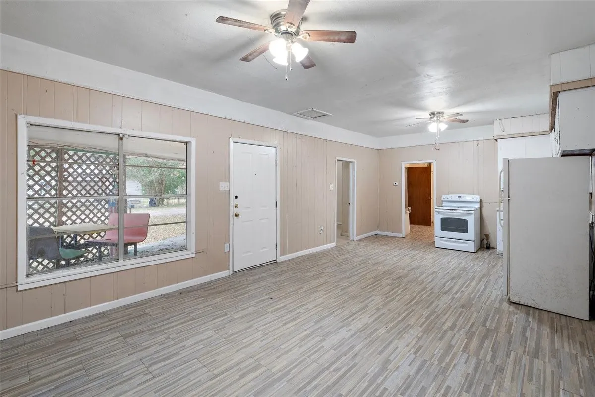 Single Family Residence For Sale in Navarro County , 212 W 3rd Street, Purdon, Texas 76679, 2 Bedroom, 1 Bathroom, Garage spaces, 938 Sqft, built in 1935, mls#21372925, Real Estate Agent in Purdon, Homes For Sale in Navarro county, Homes For Sale in Purdon, Realtor in Purdon Texas, Real Estate Brokerage Independent Realty Texas, Luminita Cordes Realtor