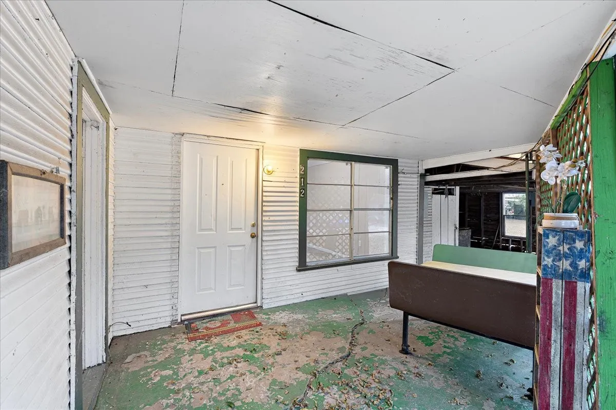 Single Family Residence For Sale in Navarro County , 212 W 3rd Street, Purdon, Texas 76679, 2 Bedroom, 1 Bathroom, Garage spaces, 938 Sqft, built in 1935, mls#21372925, Real Estate Agent in Purdon, Homes For Sale in Navarro county, Homes For Sale in Purdon, Realtor in Purdon Texas, Real Estate Brokerage Independent Realty Texas, Luminita Cordes Realtor