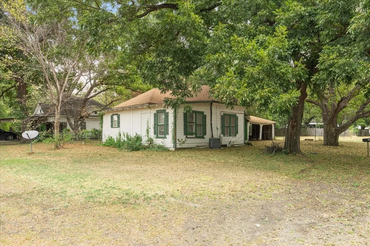 Single Family Residence For Sale in Navarro County , 212 W 3rd Street, Purdon, Texas 76679, 2 Bedroom, 1 Bathroom, Garage spaces, 938 Sqft, built in 1935, mls#21372925, Real Estate Agent in Purdon, Homes For Sale in Navarro county, Homes For Sale in Purdon, Realtor in Purdon Texas, Real Estate Brokerage Independent Realty Texas, Luminita Cordes Realtor