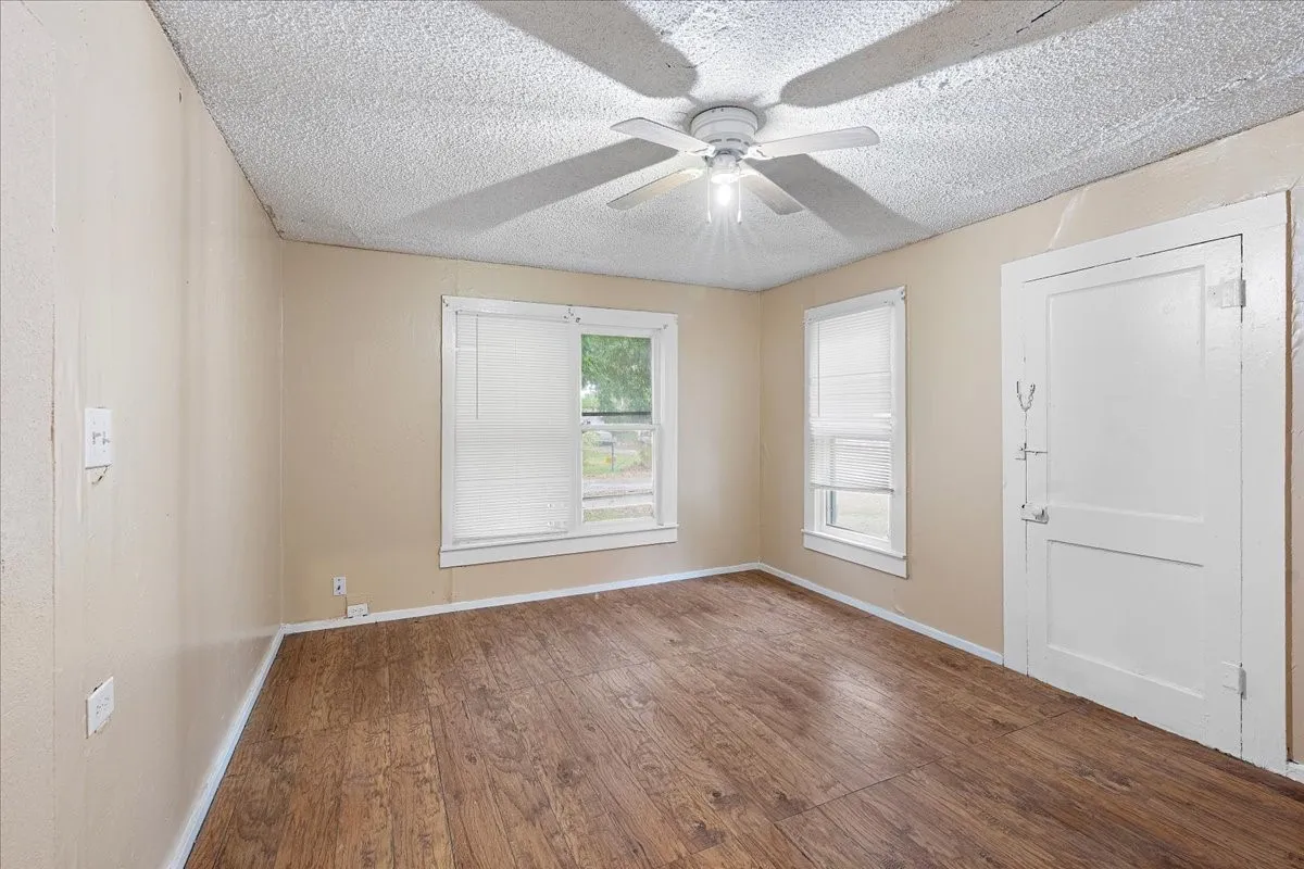 Single Family Residence For Sale in Navarro County , 212 W 3rd Street, Purdon, Texas 76679, 2 Bedroom, 1 Bathroom, Garage spaces, 938 Sqft, built in 1935, mls#21372925, Real Estate Agent in Purdon, Homes For Sale in Navarro county, Homes For Sale in Purdon, Realtor in Purdon Texas, Real Estate Brokerage Independent Realty Texas, Luminita Cordes Realtor