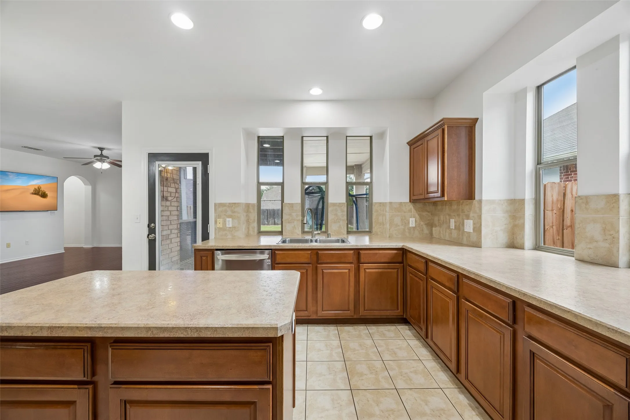 Single Family Residence For Sale in Denton County , 1121 Ponderosa Drive, Aubrey, Texas 76227, 3 Bedroom, 3 Bathroom, 2 Garage spaces, 2,326 Sqft, built in 2007, mls#21356696, Real Estate Agent in Aubrey, Homes For Sale in Denton county, Homes For Sale in Aubrey, Realtor in Aubrey Texas, Real Estate Brokerage Independent Realty Texas, Luminita Cordes Realtor
