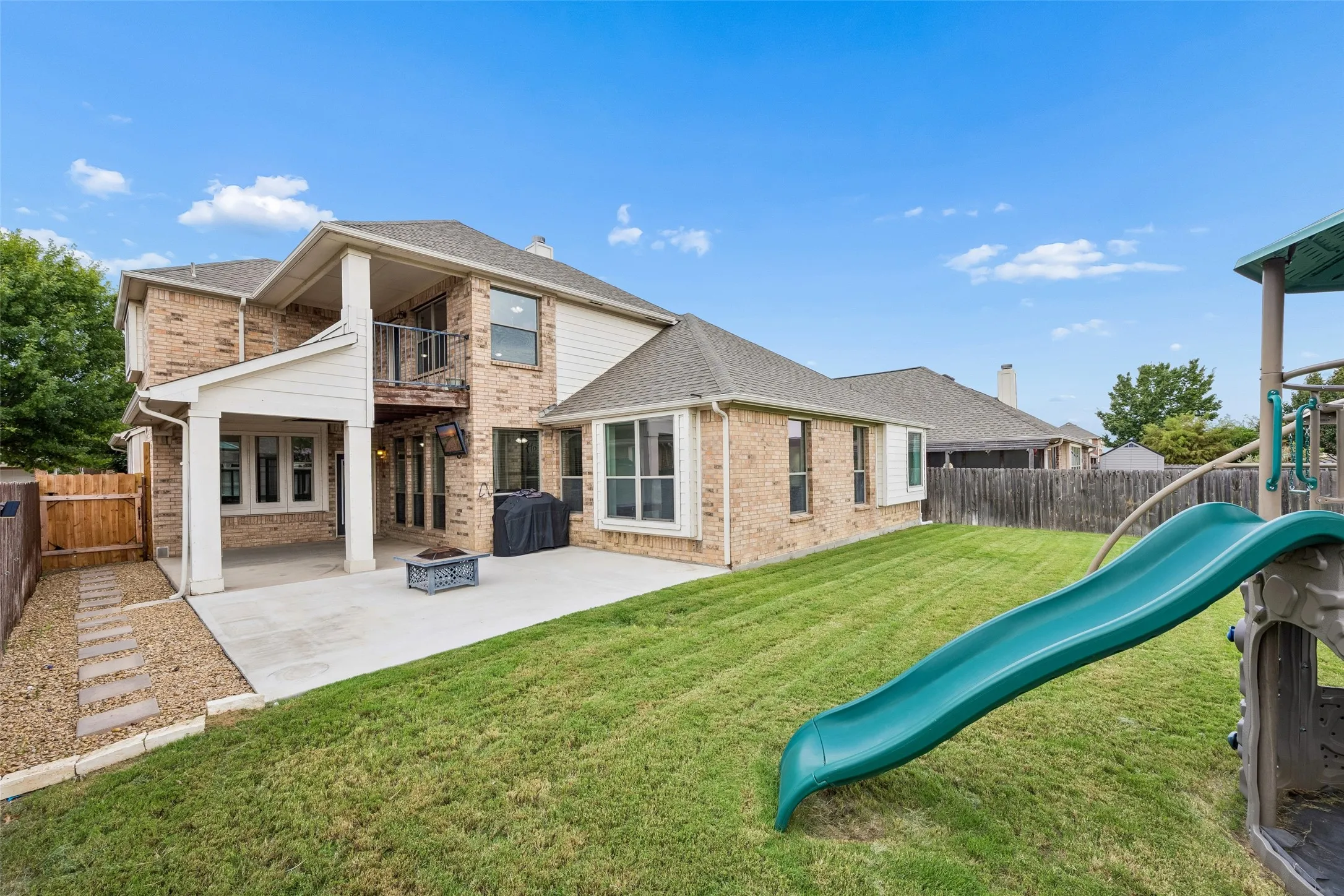 Single Family Residence For Sale in Denton County , 1121 Ponderosa Drive, Aubrey, Texas 76227, 3 Bedroom, 3 Bathroom, 2 Garage spaces, 2,326 Sqft, built in 2007, mls#21356696, Real Estate Agent in Aubrey, Homes For Sale in Denton county, Homes For Sale in Aubrey, Realtor in Aubrey Texas, Real Estate Brokerage Independent Realty Texas, Luminita Cordes Realtor
