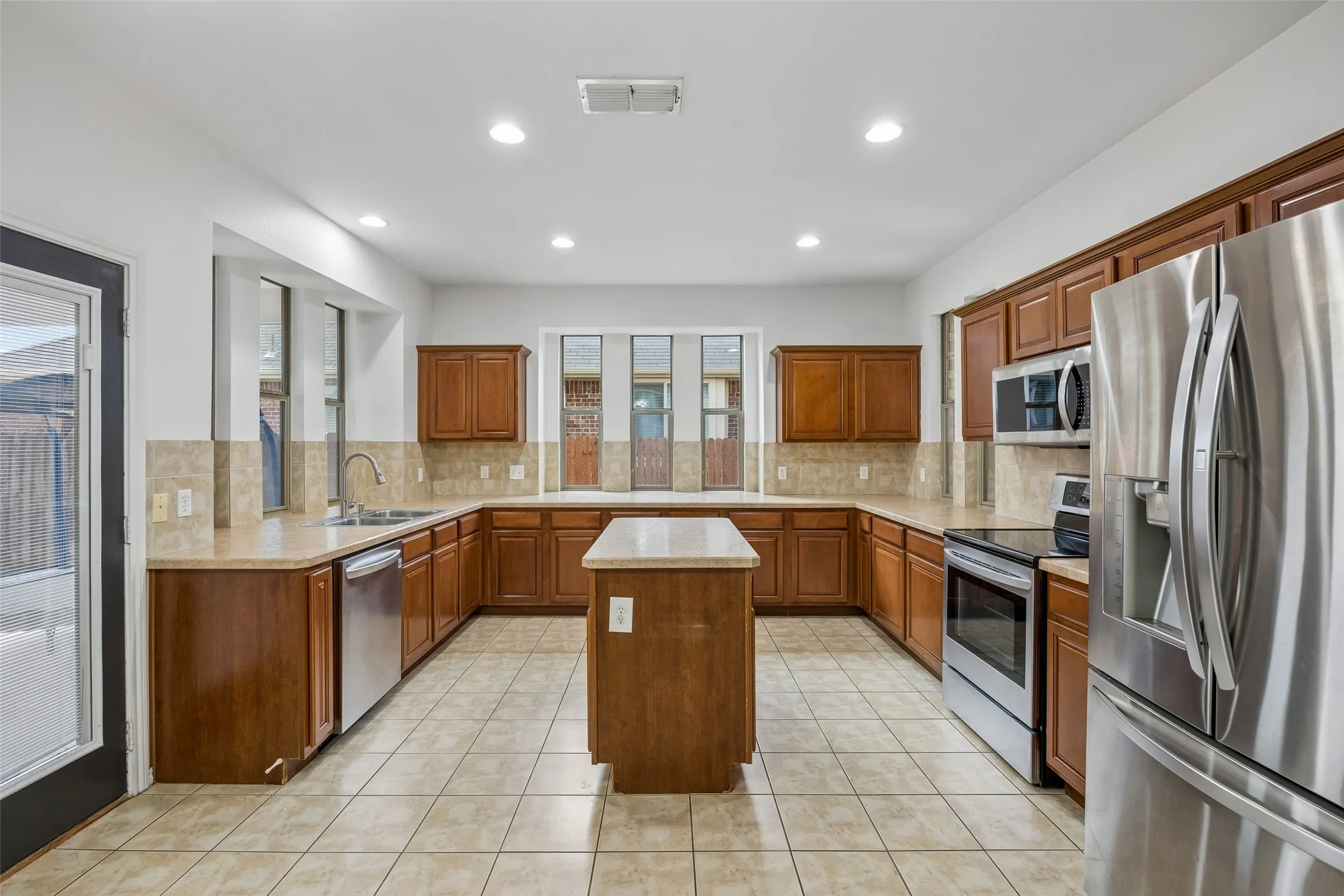 Single Family Residence For Sale in Denton County , 1121 Ponderosa Drive, Aubrey, Texas 76227, 3 Bedroom, 3 Bathroom, 2 Garage spaces, 2,326 Sqft, built in 2007, mls#21356696, Real Estate Agent in Aubrey, Homes For Sale in Denton county, Homes For Sale in Aubrey, Realtor in Aubrey Texas, Real Estate Brokerage Independent Realty Texas, Luminita Cordes Realtor