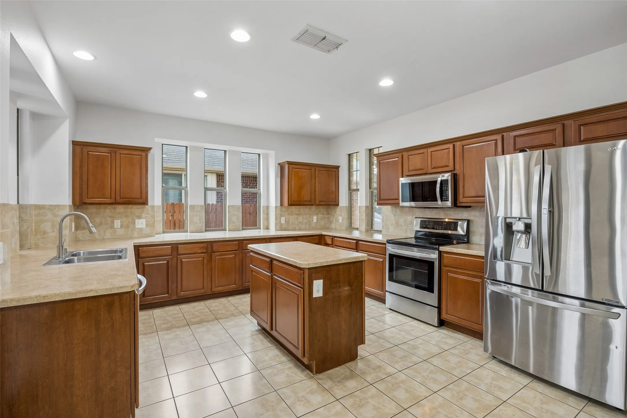 Single Family Residence For Sale in Denton County , 1121 Ponderosa Drive, Aubrey, Texas 76227, 3 Bedroom, 3 Bathroom, 2 Garage spaces, 2,326 Sqft, built in 2007, mls#21356696, Real Estate Agent in Aubrey, Homes For Sale in Denton county, Homes For Sale in Aubrey, Realtor in Aubrey Texas, Real Estate Brokerage Independent Realty Texas, Luminita Cordes Realtor